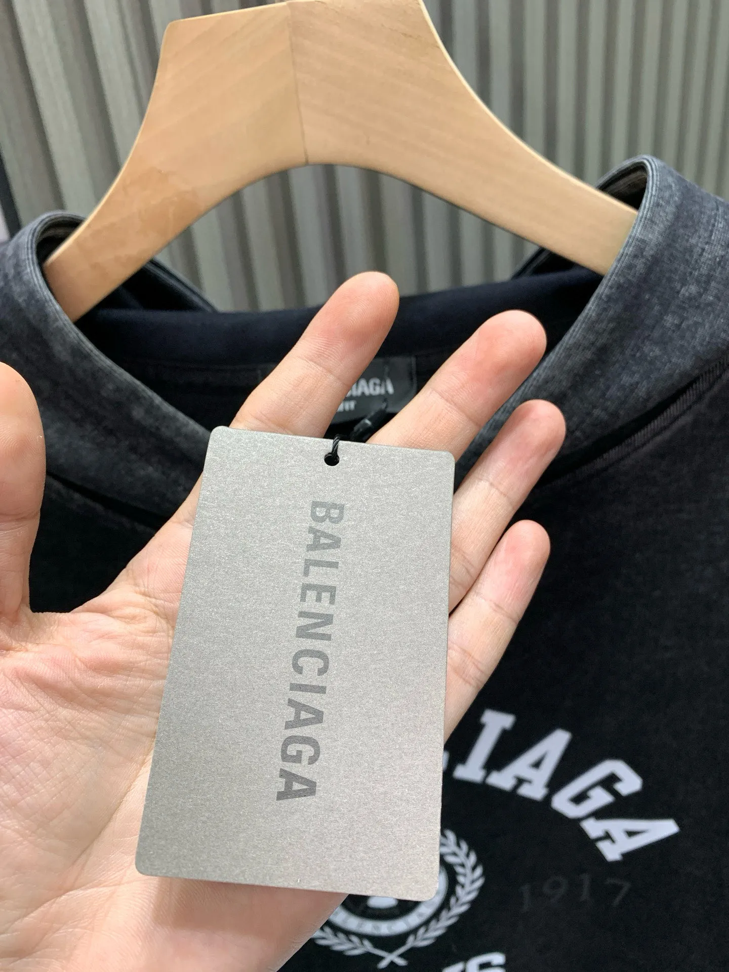 🅿️310 🀄️ Balenciaga Exclusive version of distressed washed hooded sweatshirt Spring and autumn top version BALENCIAGA Paris designer 2025 Crown Wheat 1917 letter cracked print Male and female couple star same style hooded sweatshirt 100% cotton Huge cost single product In terms of fabric alone 400 grams of pure cotton combed terry fabric In addition, the fabric needs to be shrunk in advance and then fried and distressed. This is enough to drink a pot. The printing uses Kornit digital direct injection cracking processing because it is primed, so there is no need to worry about the printing falling off when it bursts. A full set of customized excipients with consistent coding