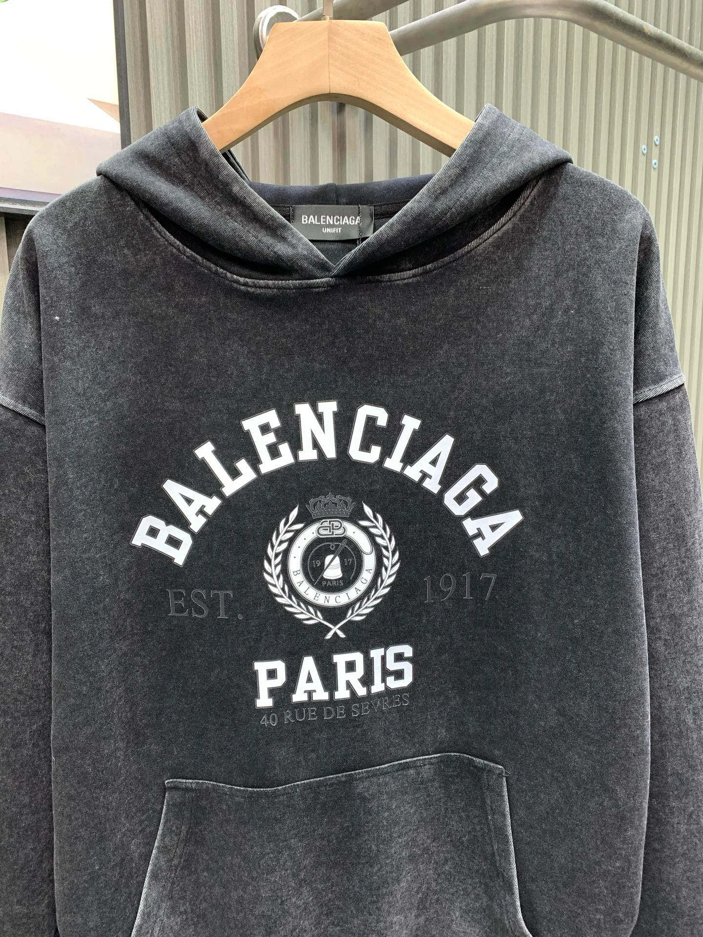 🅿️310 🀄️ Balenciaga Exclusive version of distressed washed hooded sweatshirt Spring and autumn top version BALENCIAGA Paris designer 2025 Crown Wheat 1917 letter cracked print Male and female couple star same style hooded sweatshirt 100% cotton Huge cost single product In terms of fabric alone 400 grams of pure cotton combed terry fabric In addition, the fabric needs to be shrunk in advance and then fried and distressed. This is enough to drink a pot. The printing uses Kornit digital direct injection cracking processing because it is primed, so there is no need to worry about the printing falling off when it bursts. A full set of customized excipients with consistent coding