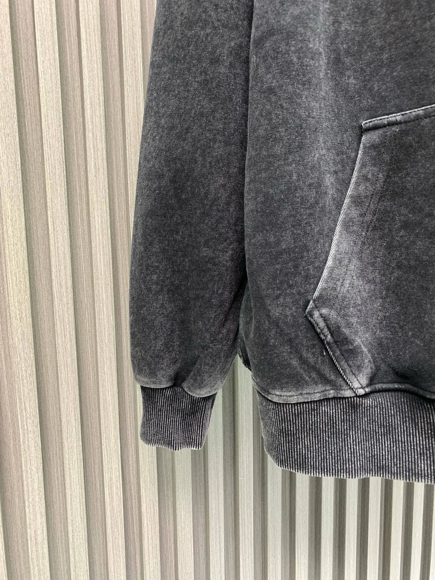 🅿️310 🀄️ Balenciaga Exclusive version of distressed washed hooded sweatshirt Spring and autumn top version BALENCIAGA Paris designer 2025 Crown Wheat 1917 letter cracked print Male and female couple star same style hooded sweatshirt 100% cotton Huge cost single product In terms of fabric alone 400 grams of pure cotton combed terry fabric In addition, the fabric needs to be shrunk in advance and then fried and distressed. This is enough to drink a pot. The printing uses Kornit digital direct injection cracking processing because it is primed, so there is no need to worry about the printing falling off when it bursts. A full set of customized excipients with consistent coding