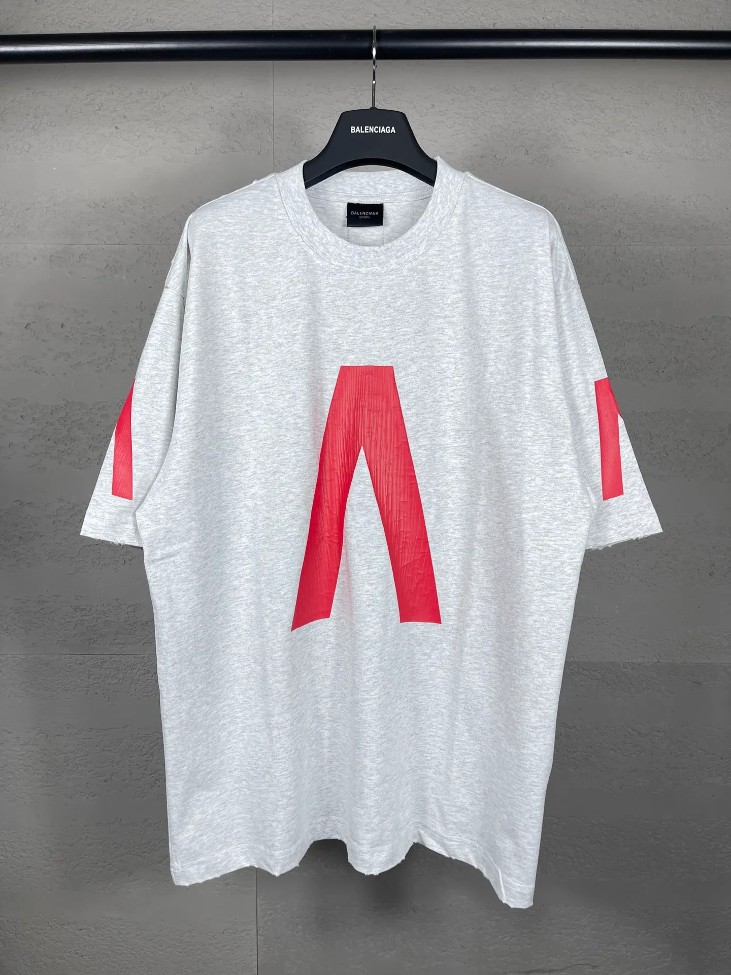 🅿️200 real photos [Top version. Official website quality] BALENCI*GA/Paris. 2024 latest global limited edition. BALENCIAGA joins forces with Archive to create a short-sleeved T-shirt. Crack printed washed distressed T-shirt. Overweight craftsmanship, brick cabinet synchronization. ⚠️Distinguish the market currency, genuine research and development, worn. The hand painting is consistent with ZP, and the printing uses imported cracked environmentally friendly glue. The garments are washed, worn and worn. The whole piece is designed with heavy craftsmanship. Comparisons welcome. The version adopts OS loose shoulder design. Same style for men and women. Code: BL223308 Color: black, gray and white. Size: XS to L
