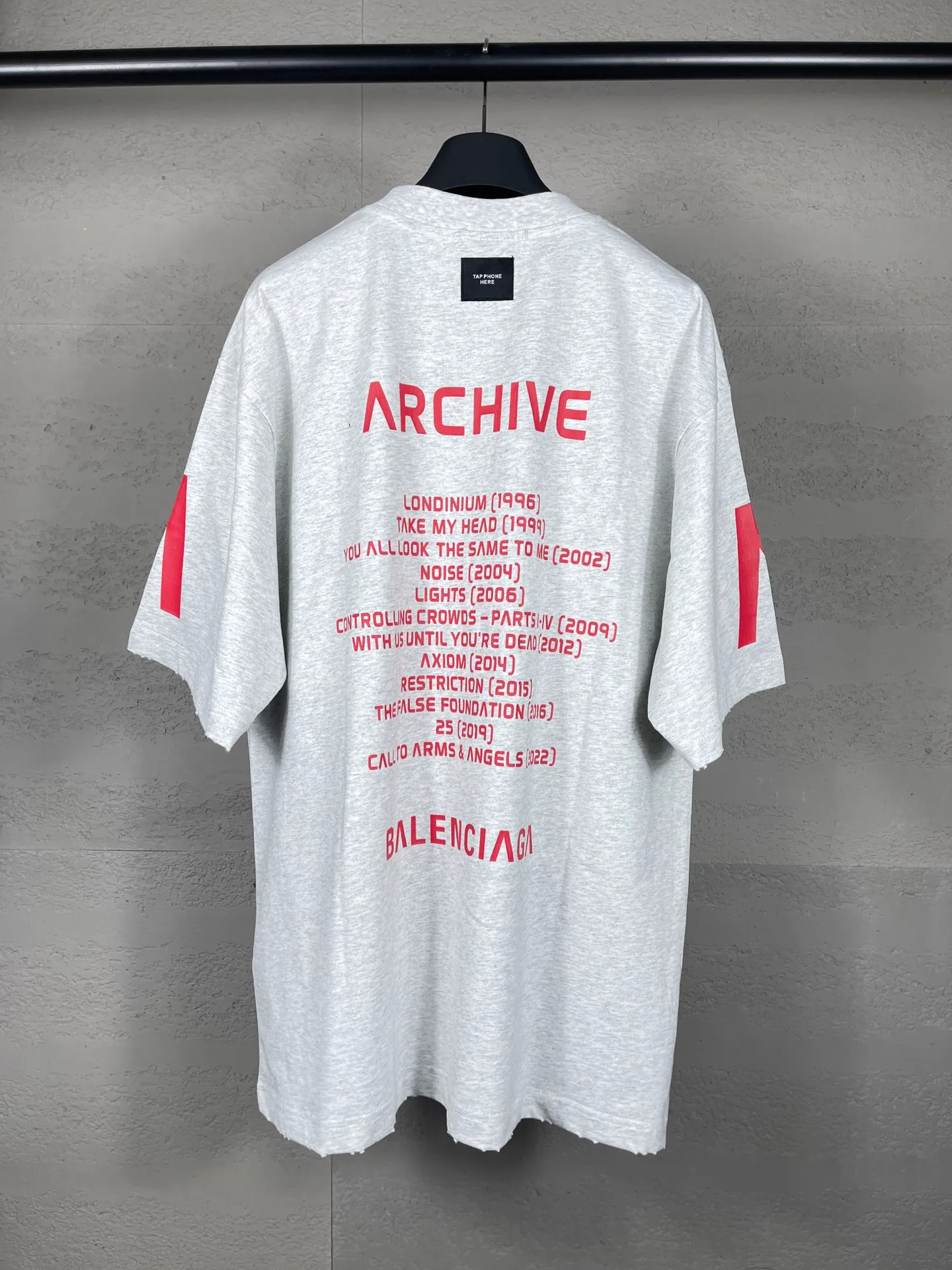 🅿️200 real photos [Top version. Official website quality] BALENCI*GA/Paris. 2024 latest global limited edition. BALENCIAGA joins forces with Archive to create a short-sleeved T-shirt. Crack printed washed distressed T-shirt. Overweight craftsmanship, brick cabinet synchronization. ⚠️Distinguish the market currency, genuine research and development, worn. The hand painting is consistent with ZP, and the printing uses imported cracked environmentally friendly glue. The garments are washed, worn and worn. The whole piece is designed with heavy craftsmanship. Comparisons welcome. The version adopts OS loose shoulder design. Same style for men and women. Code: BL223308 Color: black, gray and white. Size: XS to L