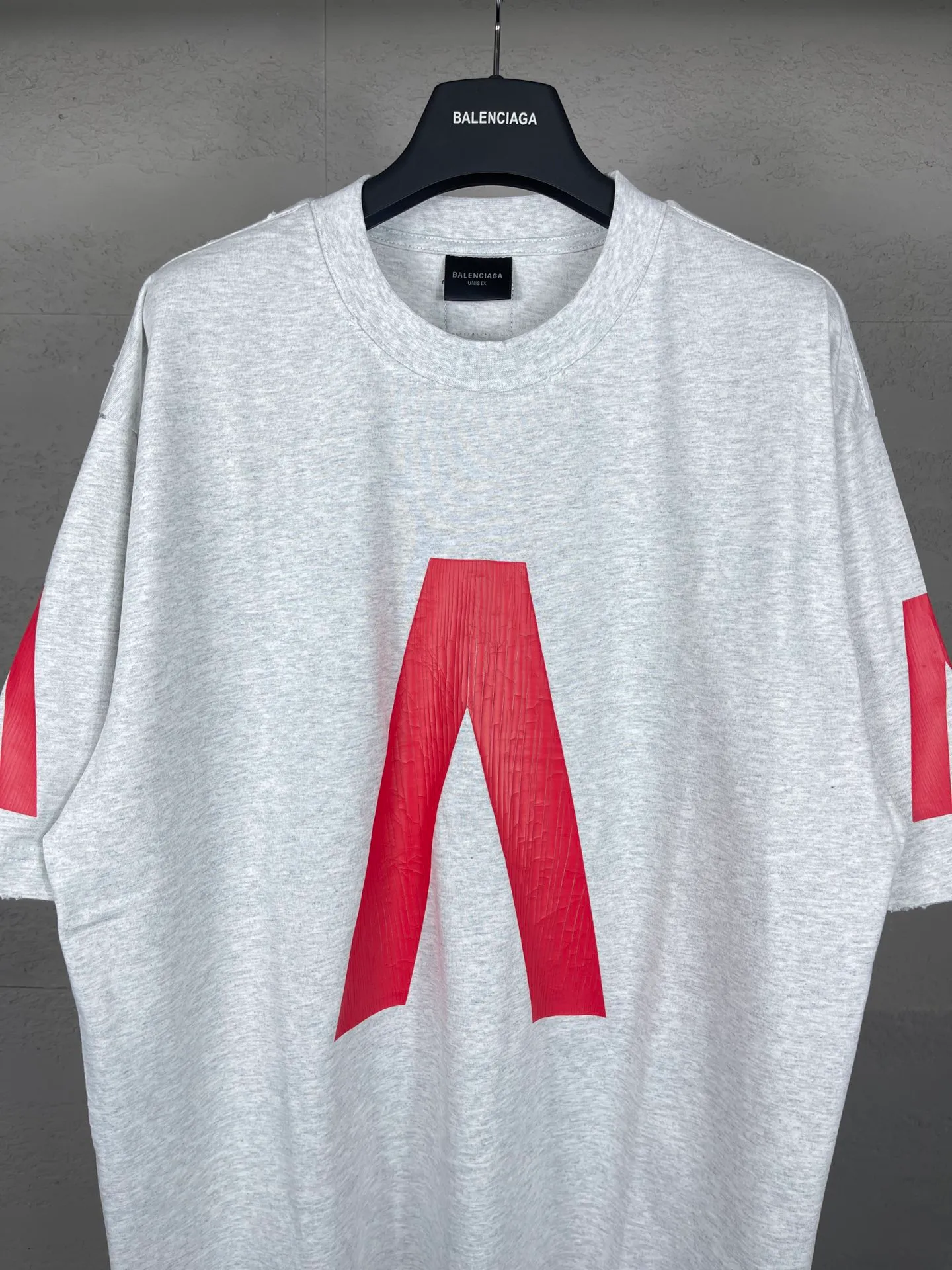 🅿️200 real photos [Top version. Official website quality] BALENCI*GA/Paris. 2024 latest global limited edition. BALENCIAGA joins forces with Archive to create a short-sleeved T-shirt. Crack printed washed distressed T-shirt. Overweight craftsmanship, brick cabinet synchronization. ⚠️Distinguish the market currency, genuine research and development, worn. The hand painting is consistent with ZP, and the printing uses imported cracked environmentally friendly glue. The garments are washed, worn and worn. The whole piece is designed with heavy craftsmanship. Comparisons welcome. The version adopts OS loose shoulder design. Same style for men and women. Code: BL223308 Color: black, gray and white. Size: XS to L