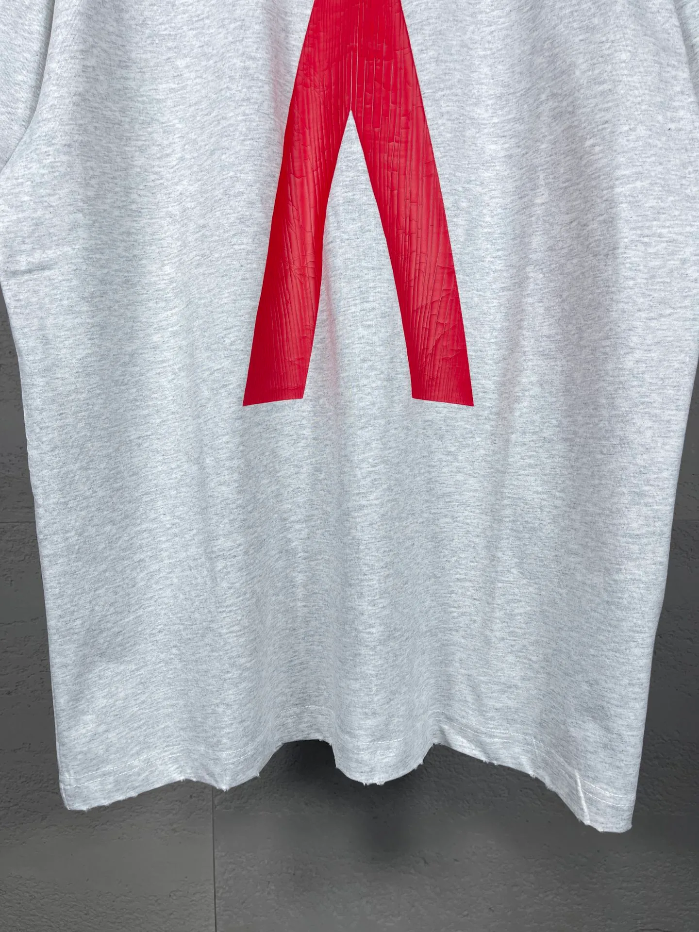 🅿️200 real photos [Top version. Official website quality] BALENCI*GA/Paris. 2024 latest global limited edition. BALENCIAGA joins forces with Archive to create a short-sleeved T-shirt. Crack printed washed distressed T-shirt. Overweight craftsmanship, brick cabinet synchronization. ⚠️Distinguish the market currency, genuine research and development, worn. The hand painting is consistent with ZP, and the printing uses imported cracked environmentally friendly glue. The garments are washed, worn and worn. The whole piece is designed with heavy craftsmanship. Comparisons welcome. The version adopts OS loose shoulder design. Same style for men and women. Code: BL223308 Color: black, gray and white. Size: XS to L