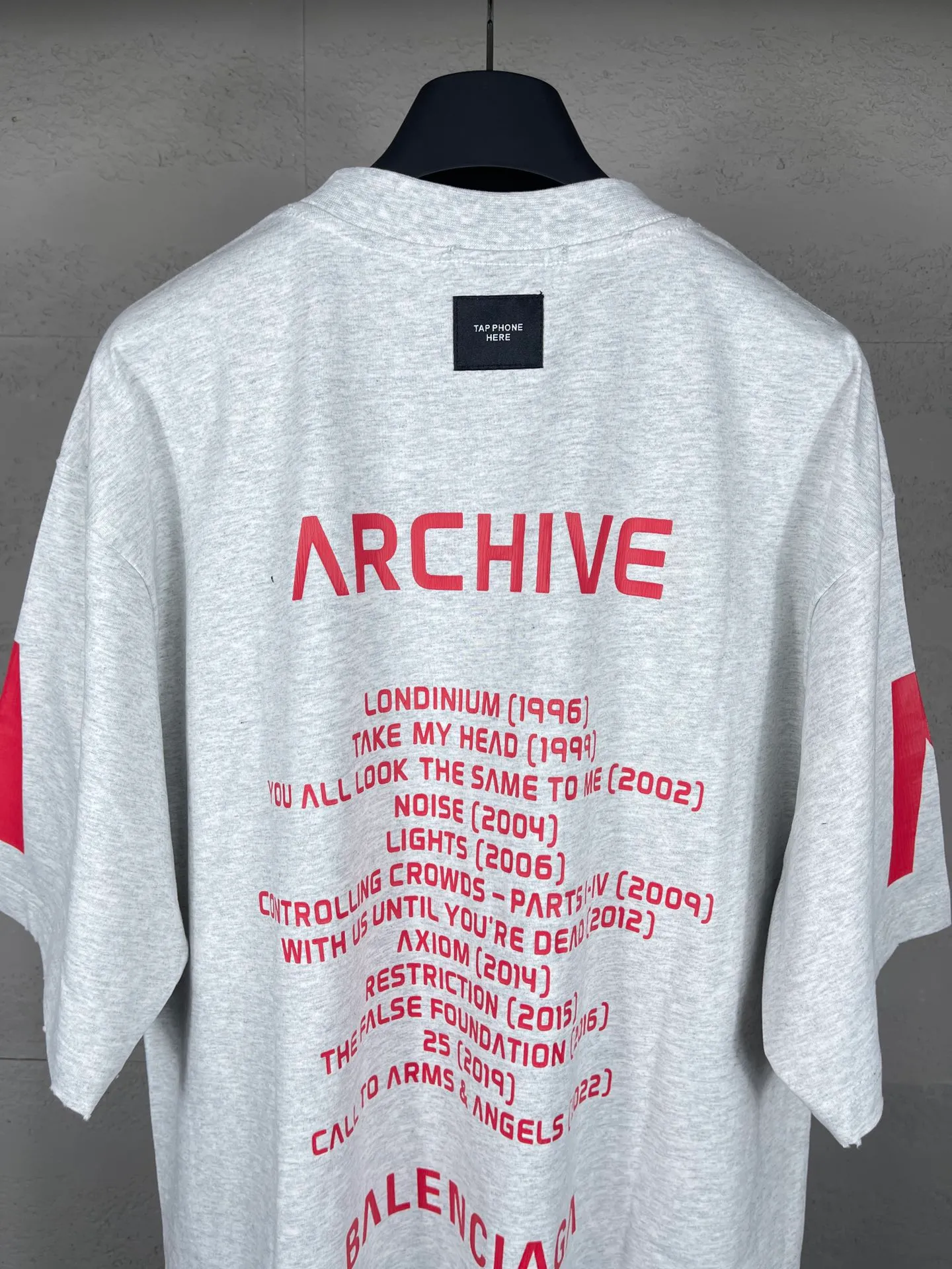 🅿️200 real photos [Top version. Official website quality] BALENCI*GA/Paris. 2024 latest global limited edition. BALENCIAGA joins forces with Archive to create a short-sleeved T-shirt. Crack printed washed distressed T-shirt. Overweight craftsmanship, brick cabinet synchronization. ⚠️Distinguish the market currency, genuine research and development, worn. The hand painting is consistent with ZP, and the printing uses imported cracked environmentally friendly glue. The garments are washed, worn and worn. The whole piece is designed with heavy craftsmanship. Comparisons welcome. The version adopts OS loose shoulder design. Same style for men and women. Code: BL223308 Color: black, gray and white. Size: XS to L