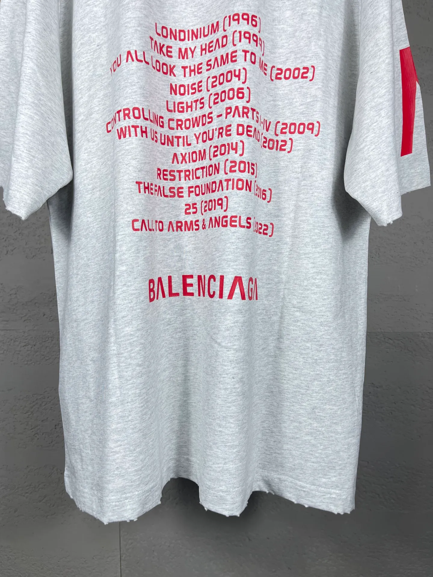 🅿️200 real photos [Top version. Official website quality] BALENCI*GA/Paris. 2024 latest global limited edition. BALENCIAGA joins forces with Archive to create a short-sleeved T-shirt. Crack printed washed distressed T-shirt. Overweight craftsmanship, brick cabinet synchronization. ⚠️Distinguish the market currency, genuine research and development, worn. The hand painting is consistent with ZP, and the printing uses imported cracked environmentally friendly glue. The garments are washed, worn and worn. The whole piece is designed with heavy craftsmanship. Comparisons welcome. The version adopts OS loose shoulder design. Same style for men and women. Code: BL223308 Color: black, gray and white. Size: XS to L