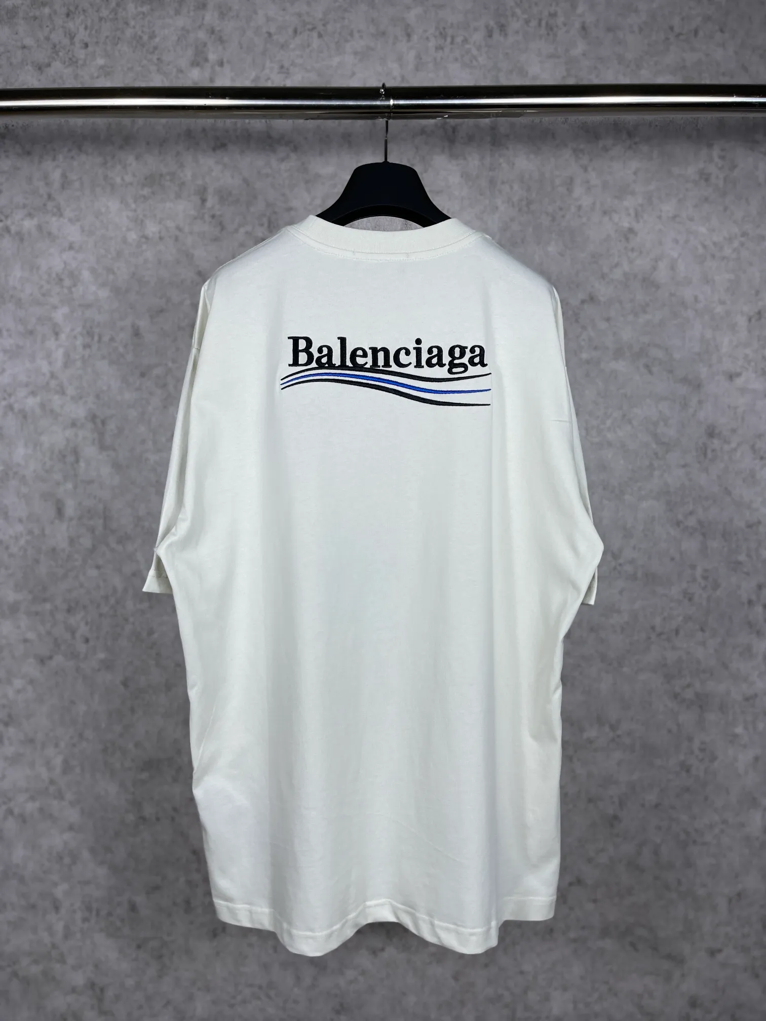 🅿️166 Real photos [Top version. Official website quality] BALENCI*GA/Paris#Classic.Coke embroidered short-sleeved T-shirt# The fabric is made of Paris ZP custom-woven and dyed cotton double yarn. Weighing 260 grams, the cloth surface is clean. The cloth pattern is clear, soft and comfortable. The threads are dyed with no color difference. The classic pattern embroidery uses an imported embroidery machine, and the embroidery thread color is embroidered according to the original color. It is produced according to the pictures in the special market. The letters are clear. The three-dimensional effect is strong. The version adopts the OS loose shoulder version. The same style for men and women. Coding: BL223028 Color: black. White. Dark gray. Brown. Light green. Purple. Off-white. Size: XS S M L