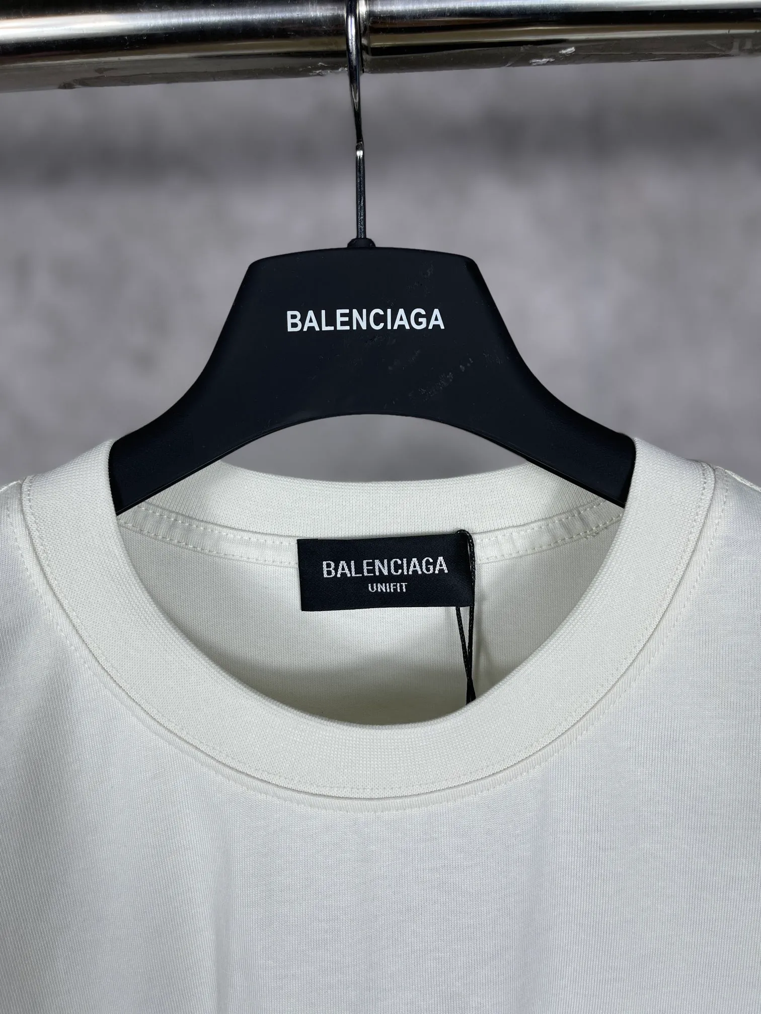 🅿️166 Real photos [Top version. Official website quality] BALENCI*GA/Paris#Classic.Coke embroidered short-sleeved T-shirt# The fabric is made of Paris ZP custom-woven and dyed cotton double yarn. Weighing 260 grams, the cloth surface is clean. The cloth pattern is clear, soft and comfortable. The threads are dyed with no color difference. The classic pattern embroidery uses an imported embroidery machine, and the embroidery thread color is embroidered according to the original color. It is produced according to the pictures in the special market. The letters are clear. The three-dimensional effect is strong. The version adopts the OS loose shoulder version. The same style for men and women. Coding: BL223028 Color: black. White. Dark gray. Brown. Light green. Purple. Off-white. Size: XS S M L