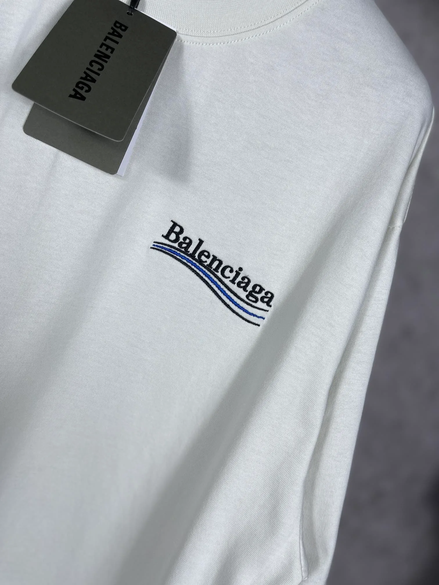 🅿️166 Real photos [Top version. Official website quality] BALENCI*GA/Paris#Classic.Coke embroidered short-sleeved T-shirt# The fabric is made of Paris ZP custom-woven and dyed cotton double yarn. Weighing 260 grams, the cloth surface is clean. The cloth pattern is clear, soft and comfortable. The threads are dyed with no color difference. The classic pattern embroidery uses an imported embroidery machine, and the embroidery thread color is embroidered according to the original color. It is produced according to the pictures in the special market. The letters are clear. The three-dimensional effect is strong. The version adopts the OS loose shoulder version. The same style for men and women. Coding: BL223028 Color: black. White. Dark gray. Brown. Light green. Purple. Off-white. Size: XS S M L