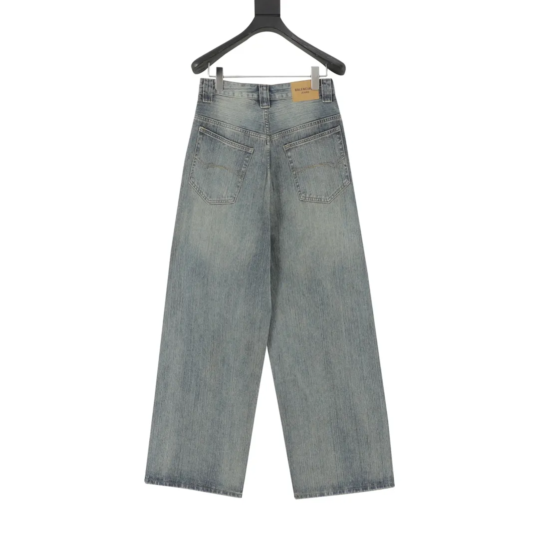 🅿️640 BALENCIAGA BLCG denim trousers with side letter embroidery. Customized cotton denim with fine vertical bamboo pattern and dark horizontal bamboo rhyme. The process of frying snowballs and frying salt makes it further fade and oxidize. Fried sand hand-wiping technology is used to cause natural fading and wear on the surface of the denim material. Then special tools are used to physically damage the surface of the jeans. The wrinkle-wiping and whiskering technology is combined with the gun-painting cat whiskering technology. Manual rubbing is carried out in specific areas first to achieve a natural look. For the wrinkle effect, specific tools are used to draw the texture of a cat's whisker shape. The broken edge hanging technology is used to remove the fiber hairiness and color difference through the combination of high-temperature steam and frosted paper, so that the jeans show a unique hole and wear effect. Customized accessories and loose fit. Size：XS-L