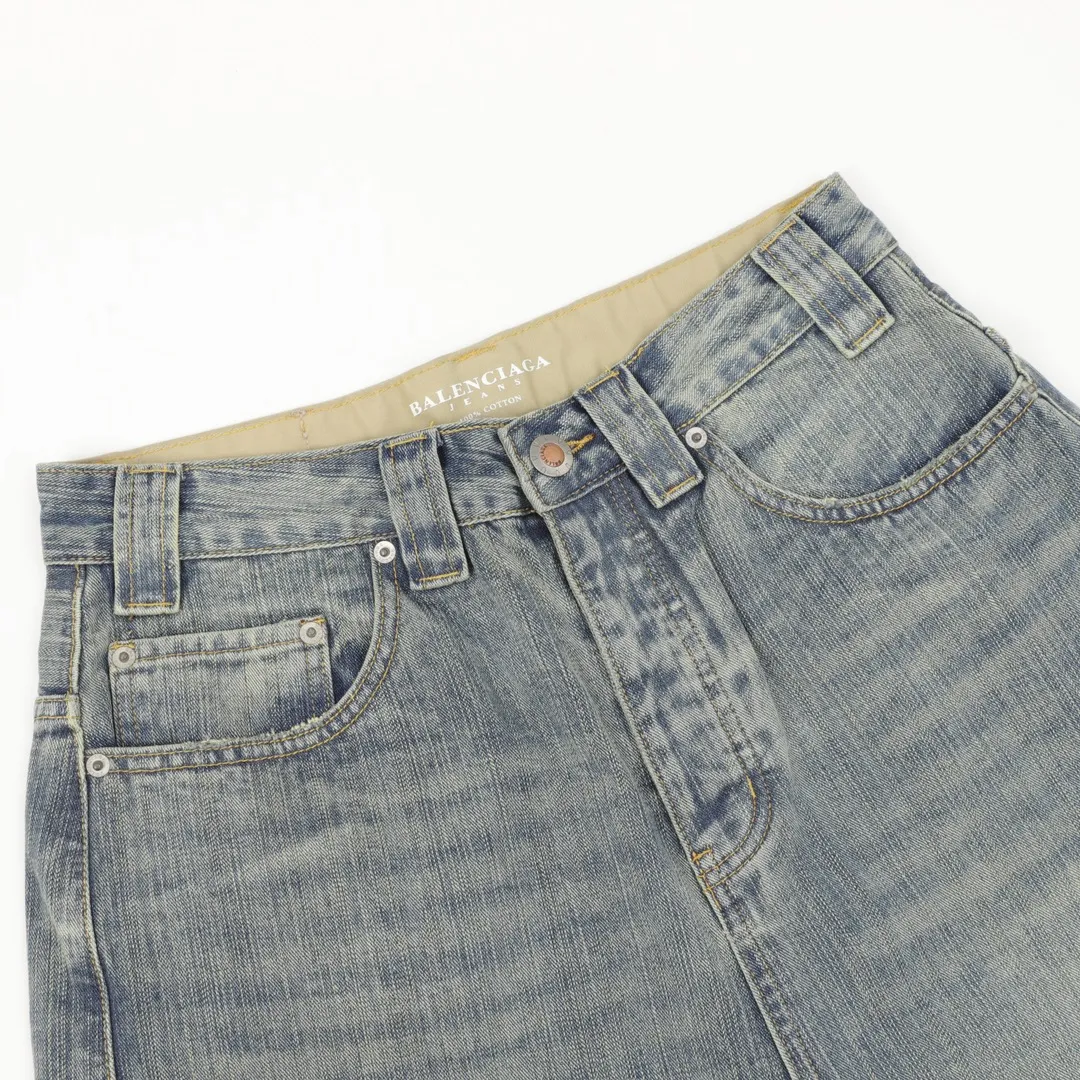 🅿️640 BALENCIAGA BLCG denim trousers with side letter embroidery. Customized cotton denim with fine vertical bamboo pattern and dark horizontal bamboo rhyme. The process of frying snowballs and frying salt makes it further fade and oxidize. Fried sand hand-wiping technology is used to cause natural fading and wear on the surface of the denim material. Then special tools are used to physically damage the surface of the jeans. The wrinkle-wiping and whiskering technology is combined with the gun-painting cat whiskering technology. Manual rubbing is carried out in specific areas first to achieve a natural look. For the wrinkle effect, specific tools are used to draw the texture of a cat's whisker shape. The broken edge hanging technology is used to remove the fiber hairiness and color difference through the combination of high-temperature steam and frosted paper, so that the jeans show a unique hole and wear effect. Customized accessories and loose fit. Size：XS-L