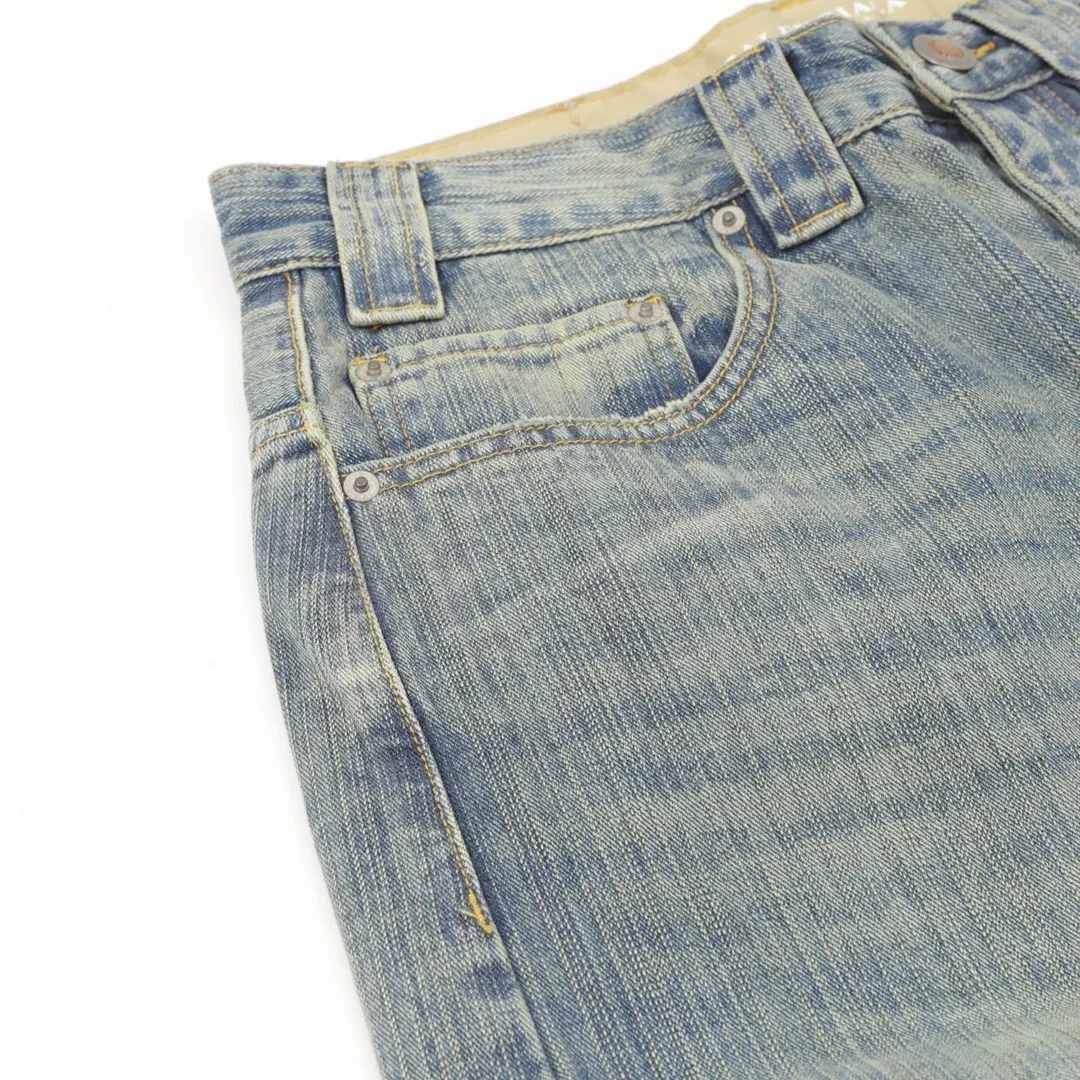 🅿️640 BALENCIAGA BLCG denim trousers with side letter embroidery. Customized cotton denim with fine vertical bamboo pattern and dark horizontal bamboo rhyme. The process of frying snowballs and frying salt makes it further fade and oxidize. Fried sand hand-wiping technology is used to cause natural fading and wear on the surface of the denim material. Then special tools are used to physically damage the surface of the jeans. The wrinkle-wiping and whiskering technology is combined with the gun-painting cat whiskering technology. Manual rubbing is carried out in specific areas first to achieve a natural look. For the wrinkle effect, specific tools are used to draw the texture of a cat's whisker shape. The broken edge hanging technology is used to remove the fiber hairiness and color difference through the combination of high-temperature steam and frosted paper, so that the jeans show a unique hole and wear effect. Customized accessories and loose fit. Size：XS-L