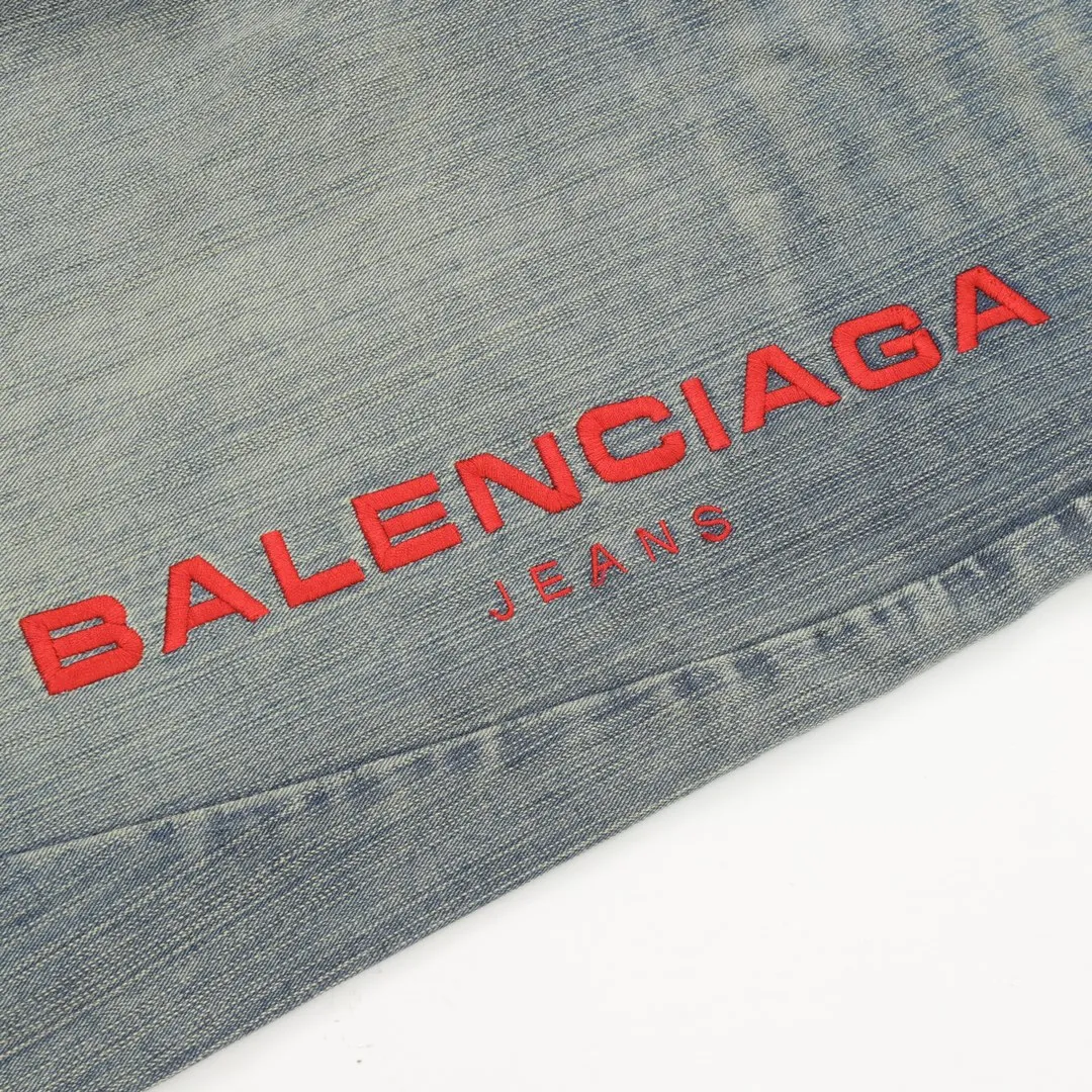 🅿️640 BALENCIAGA BLCG denim trousers with side letter embroidery. Customized cotton denim with fine vertical bamboo pattern and dark horizontal bamboo rhyme. The process of frying snowballs and frying salt makes it further fade and oxidize. Fried sand hand-wiping technology is used to cause natural fading and wear on the surface of the denim material. Then special tools are used to physically damage the surface of the jeans. The wrinkle-wiping and whiskering technology is combined with the gun-painting cat whiskering technology. Manual rubbing is carried out in specific areas first to achieve a natural look. For the wrinkle effect, specific tools are used to draw the texture of a cat's whisker shape. The broken edge hanging technology is used to remove the fiber hairiness and color difference through the combination of high-temperature steam and frosted paper, so that the jeans show a unique hole and wear effect. Customized accessories and loose fit. Size：XS-L