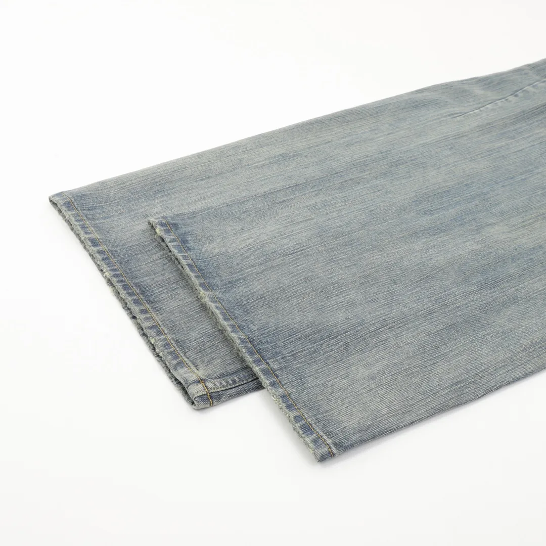 🅿️640 BALENCIAGA BLCG denim trousers with side letter embroidery. Customized cotton denim with fine vertical bamboo pattern and dark horizontal bamboo rhyme. The process of frying snowballs and frying salt makes it further fade and oxidize. Fried sand hand-wiping technology is used to cause natural fading and wear on the surface of the denim material. Then special tools are used to physically damage the surface of the jeans. The wrinkle-wiping and whiskering technology is combined with the gun-painting cat whiskering technology. Manual rubbing is carried out in specific areas first to achieve a natural look. For the wrinkle effect, specific tools are used to draw the texture of a cat's whisker shape. The broken edge hanging technology is used to remove the fiber hairiness and color difference through the combination of high-temperature steam and frosted paper, so that the jeans show a unique hole and wear effect. Customized accessories and loose fit. Size：XS-L