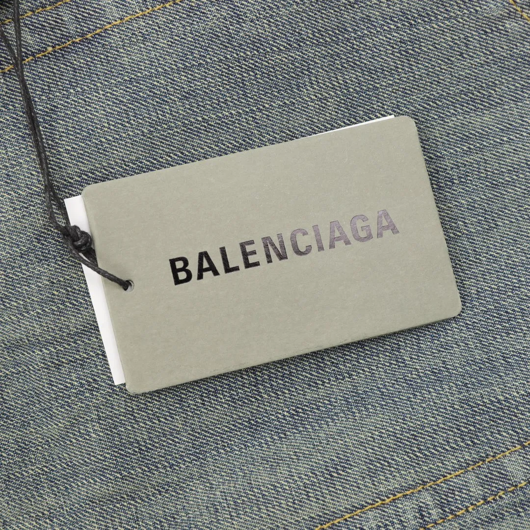 🅿️640 BALENCIAGA BLCG denim trousers with side letter embroidery. Customized cotton denim with fine vertical bamboo pattern and dark horizontal bamboo rhyme. The process of frying snowballs and frying salt makes it further fade and oxidize. Fried sand hand-wiping technology is used to cause natural fading and wear on the surface of the denim material. Then special tools are used to physically damage the surface of the jeans. The wrinkle-wiping and whiskering technology is combined with the gun-painting cat whiskering technology. Manual rubbing is carried out in specific areas first to achieve a natural look. For the wrinkle effect, specific tools are used to draw the texture of a cat's whisker shape. The broken edge hanging technology is used to remove the fiber hairiness and color difference through the combination of high-temperature steam and frosted paper, so that the jeans show a unique hole and wear effect. Customized accessories and loose fit. Size：XS-L