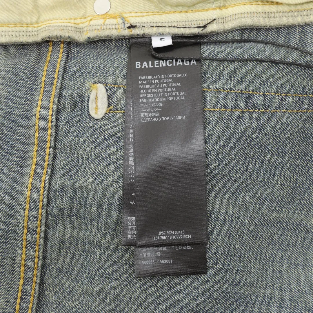🅿️640 BALENCIAGA BLCG denim trousers with side letter embroidery. Customized cotton denim with fine vertical bamboo pattern and dark horizontal bamboo rhyme. The process of frying snowballs and frying salt makes it further fade and oxidize. Fried sand hand-wiping technology is used to cause natural fading and wear on the surface of the denim material. Then special tools are used to physically damage the surface of the jeans. The wrinkle-wiping and whiskering technology is combined with the gun-painting cat whiskering technology. Manual rubbing is carried out in specific areas first to achieve a natural look. For the wrinkle effect, specific tools are used to draw the texture of a cat's whisker shape. The broken edge hanging technology is used to remove the fiber hairiness and color difference through the combination of high-temperature steam and frosted paper, so that the jeans show a unique hole and wear effect. Customized accessories and loose fit. Size：XS-L