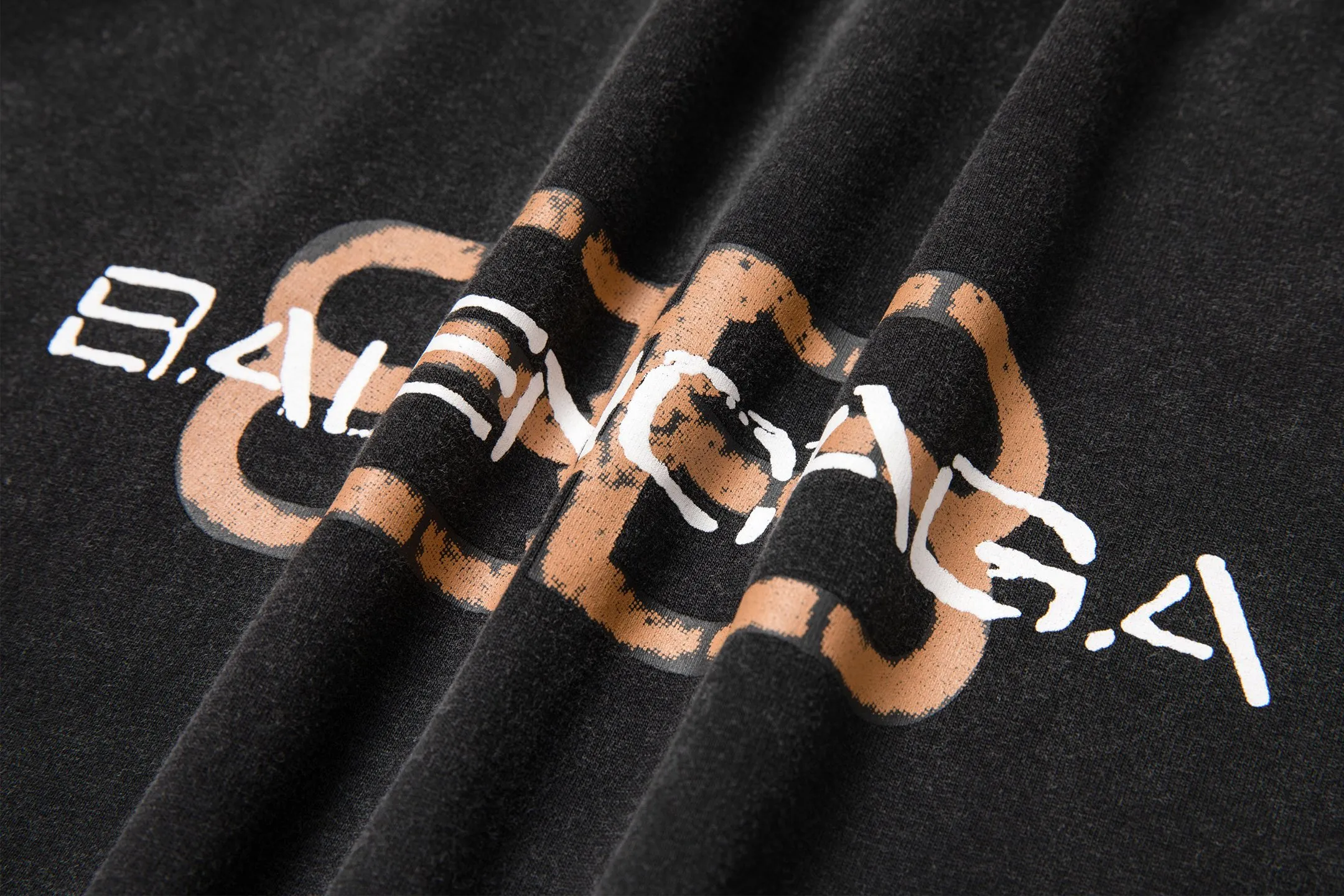 🅿️170 9211# Detailed picture Top version [[BALENCIA*GA] official website quality Paris new fuzzy double BB printed LOGO printed short-sleeved T-shirt on the chest OS version Loose dropped shoulders Same style for men and women Fabric: 260g 100% cotton double yarn Process: front printing Garment wash Distressed solid color Color: washed black Size: XS S M L