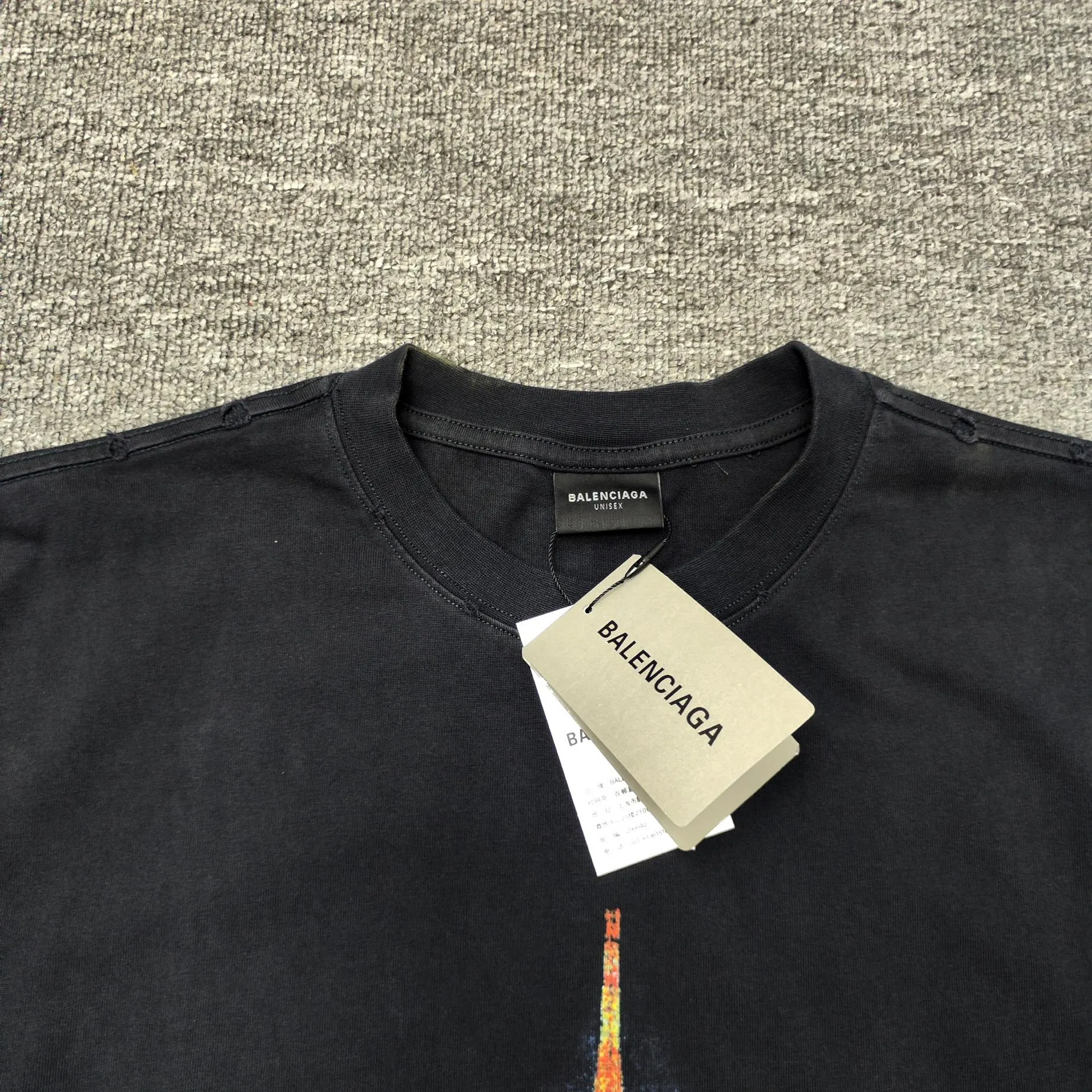 Top version - BALENCIAGA - Tokyo Ginza limited edition short-sleeved T-shirt. The original developed custom-woven fabric process is washed and processed. The fabric with a high weight of 280 grams is full of texture. The cloth is clean, soft and comfortable. Solona thread dyeing has no color difference. Kornit direct-injection front is decorated with ginzatokyo art prints. The printed pattern is presented with cracks and fading effects, and washed to make old holes. The crackle Kangli printing process is a unique printing technology. Through the steps of design pattern, fabric selection, printing equipment, printing process, drying and shaping, quality inspection and packaging and storage, digital printing with crackle effect is produced. os dropped shoulder loose version. Same style for men and women. Color: active white black. Size: XS-L P:280