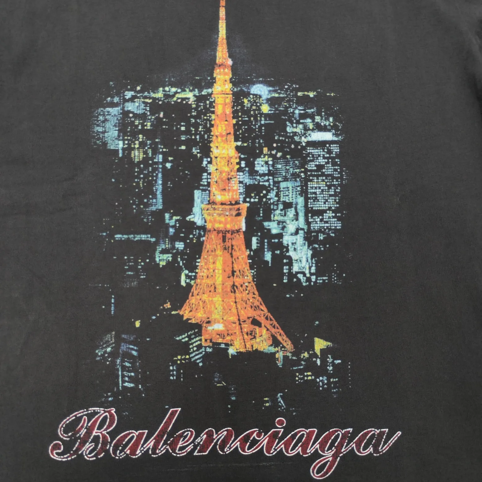 Top version - BALENCIAGA - Tokyo Ginza limited edition short-sleeved T-shirt. The original developed custom-woven fabric process is washed and processed. The fabric with a high weight of 280 grams is full of texture. The cloth is clean, soft and comfortable. Solona thread dyeing has no color difference. Kornit direct-injection front is decorated with ginzatokyo art prints. The printed pattern is presented with cracks and fading effects, and washed to make old holes. The crackle Kangli printing process is a unique printing technology. Through the steps of design pattern, fabric selection, printing equipment, printing process, drying and shaping, quality inspection and packaging and storage, digital printing with crackle effect is produced. os dropped shoulder loose version. Same style for men and women. Color: active white black. Size: XS-L P:280