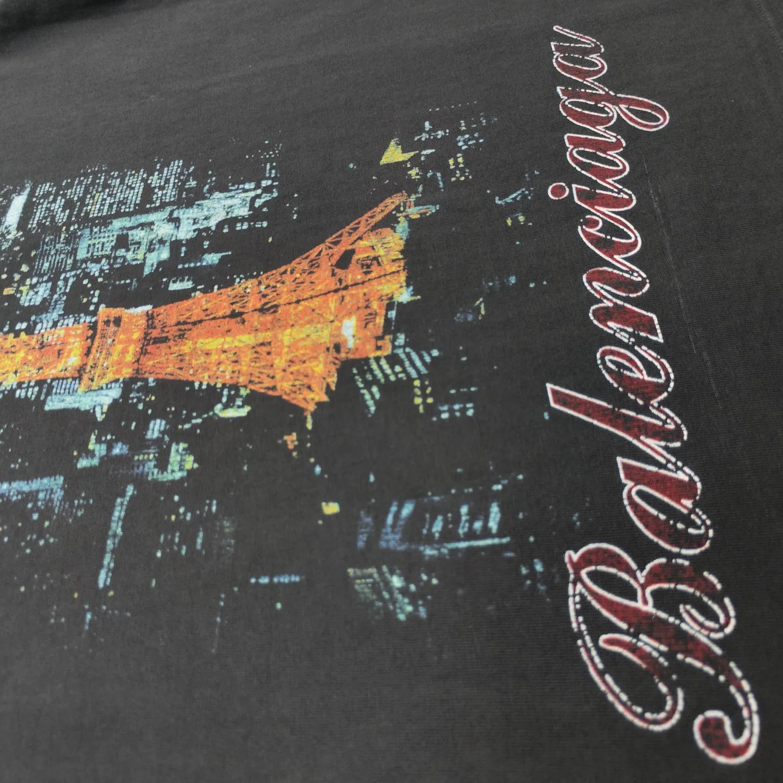 Top version - BALENCIAGA - Tokyo Ginza limited edition short-sleeved T-shirt. The original developed custom-woven fabric process is washed and processed. The fabric with a high weight of 280 grams is full of texture. The cloth is clean, soft and comfortable. Solona thread dyeing has no color difference. Kornit direct-injection front is decorated with ginzatokyo art prints. The printed pattern is presented with cracks and fading effects, and washed to make old holes. The crackle Kangli printing process is a unique printing technology. Through the steps of design pattern, fabric selection, printing equipment, printing process, drying and shaping, quality inspection and packaging and storage, digital printing with crackle effect is produced. os dropped shoulder loose version. Same style for men and women. Color: active white black. Size: XS-L P:280