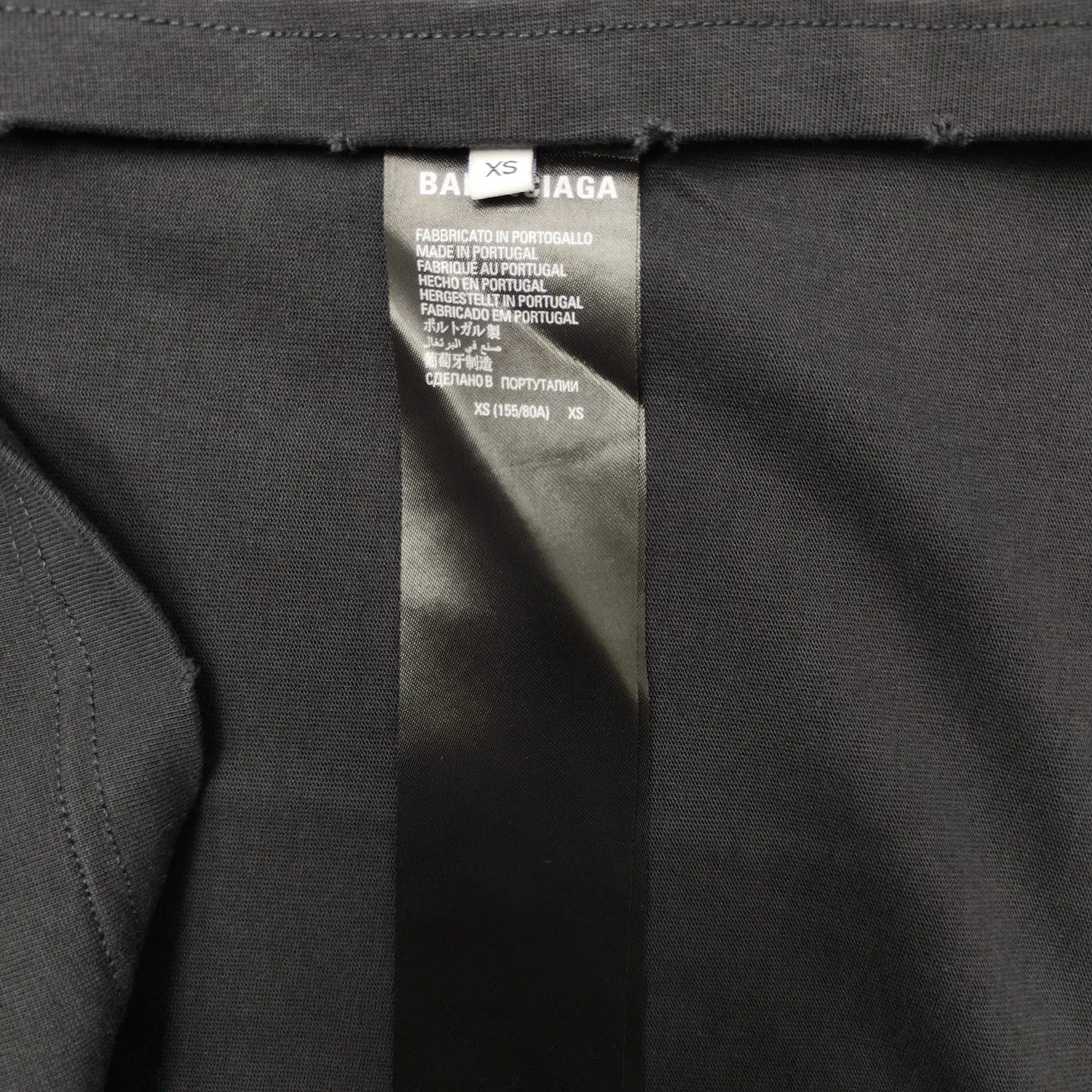 Top version - BALENCIAGA - Tokyo Ginza limited edition short-sleeved T-shirt. The original developed custom-woven fabric process is washed and processed. The fabric with a high weight of 280 grams is full of texture. The cloth is clean, soft and comfortable. Solona thread dyeing has no color difference. Kornit direct-injection front is decorated with ginzatokyo art prints. The printed pattern is presented with cracks and fading effects, and washed to make old holes. The crackle Kangli printing process is a unique printing technology. Through the steps of design pattern, fabric selection, printing equipment, printing process, drying and shaping, quality inspection and packaging and storage, digital printing with crackle effect is produced. os dropped shoulder loose version. Same style for men and women. Color: active white black. Size: XS-L P:280