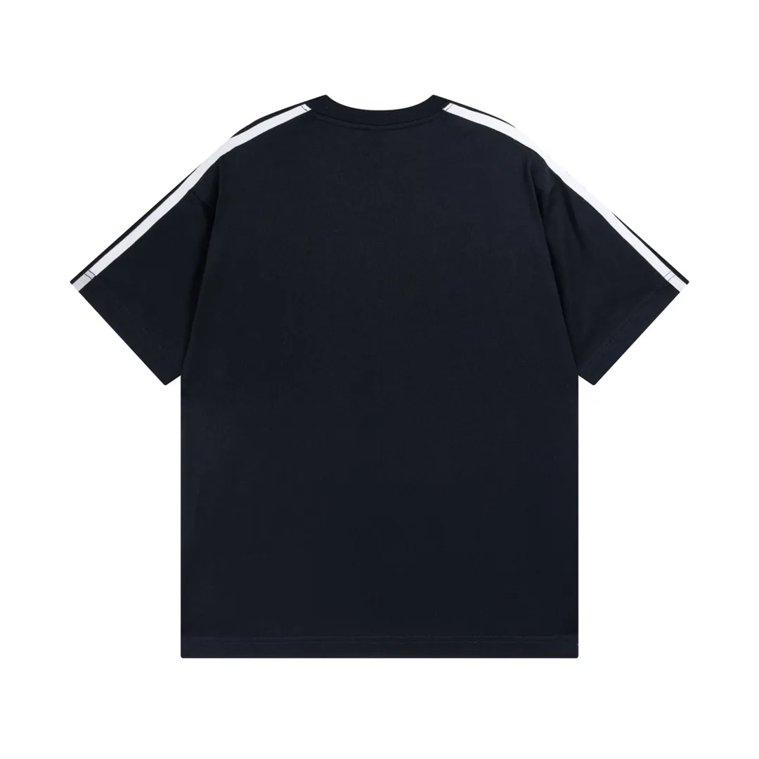 🅿️186 Detailed picture [Top version. Official website quality] BALENCI*GA/Paris co-branded Adidas Adidas clover three-stripe LOGO embroidered short-sleeved T-shirt# The fabric is made of Paris ZP custom-woven and dyed cotton double yarn. Weighing 260 grams, the cloth surface is clean. The cloth pattern is clear, soft and comfortable. The threads are dyed with no color difference. The classic pattern embroidery uses imported embroidery, and the letters are clear, three-dimensional and without rough edges. Jubie market produces pictures based on pictures. Welcome to compare. The version adopts OS loose shoulder design. Same style for men and women. Code: BL223018 Color: black, white, blue, pink, royal blue, red Size: XS to L