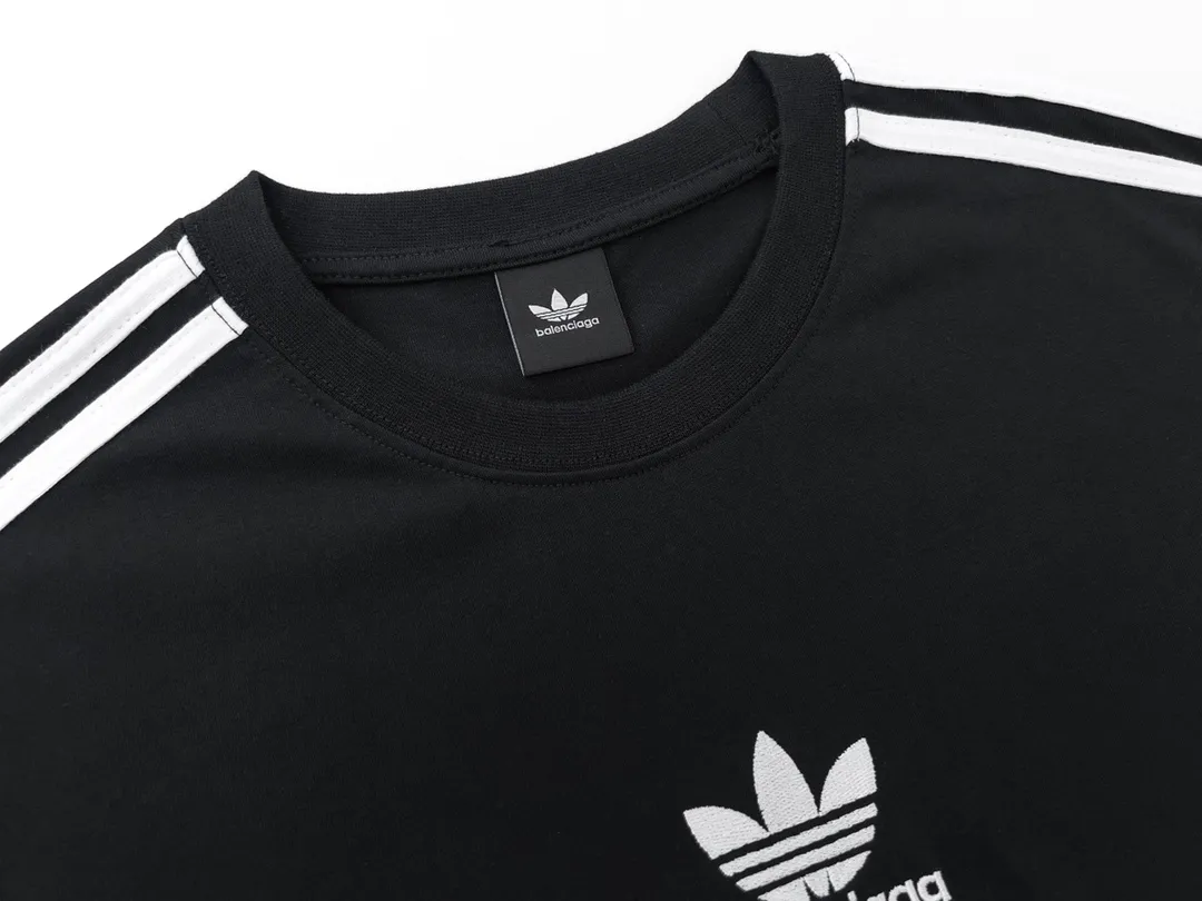 🅿️186 Detailed picture [Top version. Official website quality] BALENCI*GA/Paris co-branded Adidas Adidas clover three-stripe LOGO embroidered short-sleeved T-shirt# The fabric is made of Paris ZP custom-woven and dyed cotton double yarn. Weighing 260 grams, the cloth surface is clean. The cloth pattern is clear, soft and comfortable. The threads are dyed with no color difference. The classic pattern embroidery uses imported embroidery, and the letters are clear, three-dimensional and without rough edges. Jubie market produces pictures based on pictures. Welcome to compare. The version adopts OS loose shoulder design. Same style for men and women. Code: BL223018 Color: black, white, blue, pink, royal blue, red Size: XS to L