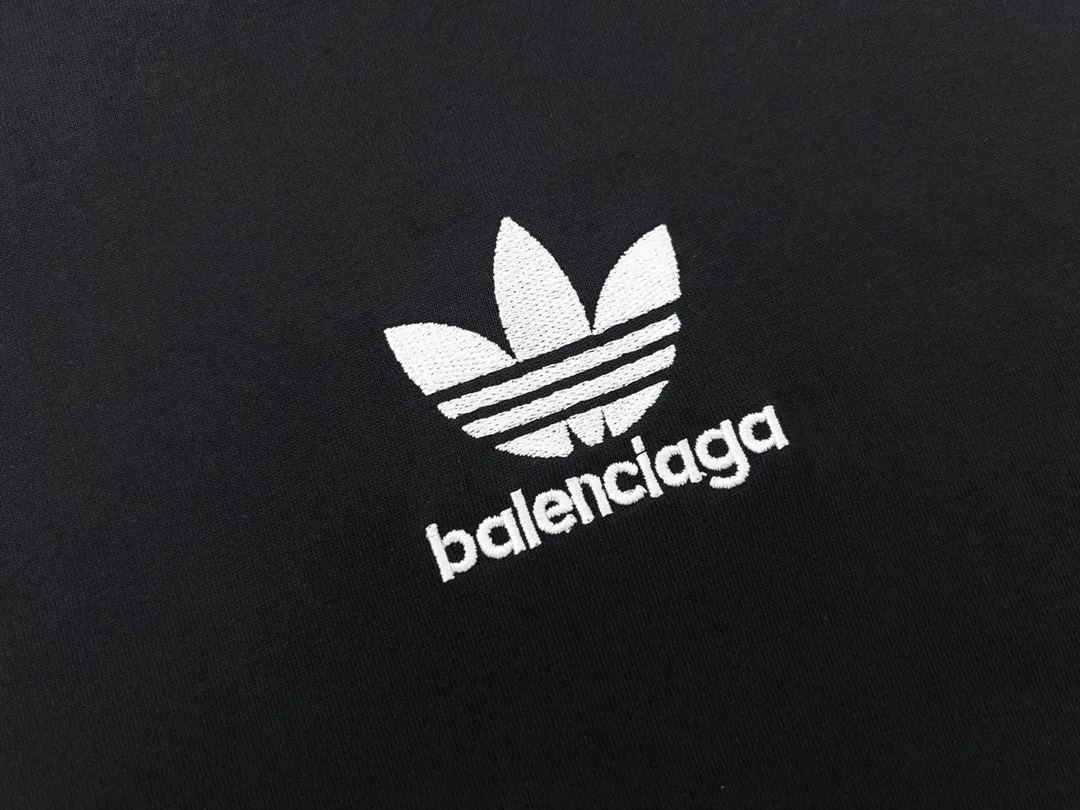 🅿️186 Detailed picture [Top version. Official website quality] BALENCI*GA/Paris co-branded Adidas Adidas clover three-stripe LOGO embroidered short-sleeved T-shirt# The fabric is made of Paris ZP custom-woven and dyed cotton double yarn. Weighing 260 grams, the cloth surface is clean. The cloth pattern is clear, soft and comfortable. The threads are dyed with no color difference. The classic pattern embroidery uses imported embroidery, and the letters are clear, three-dimensional and without rough edges. Jubie market produces pictures based on pictures. Welcome to compare. The version adopts OS loose shoulder design. Same style for men and women. Code: BL223018 Color: black, white, blue, pink, royal blue, red Size: XS to L