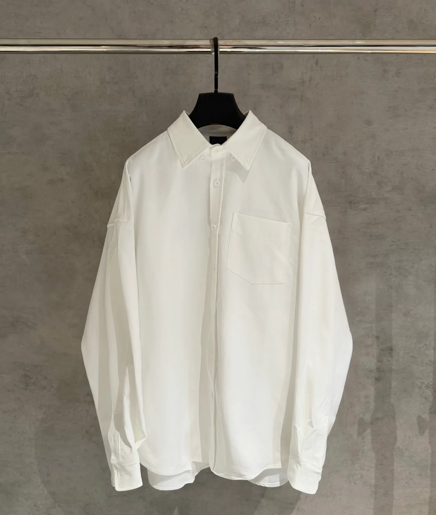🅿️360 [Strict quality control] BALENCIAGA Balenciaga oversized outline embroidered shirt. Customized classic double-sided thick long-staple cotton Paris shirt material. The texture is visible to the naked eye. The upper body is three-dimensional and stylish. It is close-fitting, comfortable and soft. The left breast pocket on the front panel is decorated with Balenciaga embroidery on the back panel to make the stereotype of the shirt trendy and lively. It has both spontaneity and relaxation. It conveys a sense of high-end and fashion is born from this. Black and white 2 colors Size: M-2XL