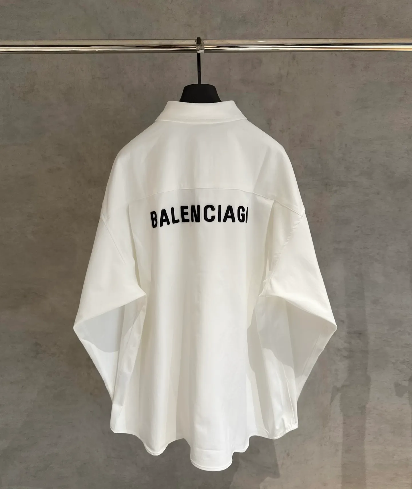 🅿️360 [Strict quality control] BALENCIAGA Balenciaga oversized outline embroidered shirt. Customized classic double-sided thick long-staple cotton Paris shirt material. The texture is visible to the naked eye. The upper body is three-dimensional and stylish. It is close-fitting, comfortable and soft. The left breast pocket on the front panel is decorated with Balenciaga embroidery on the back panel to make the stereotype of the shirt trendy and lively. It has both spontaneity and relaxation. It conveys a sense of high-end and fashion is born from this. Black and white 2 colors Size: M-2XL