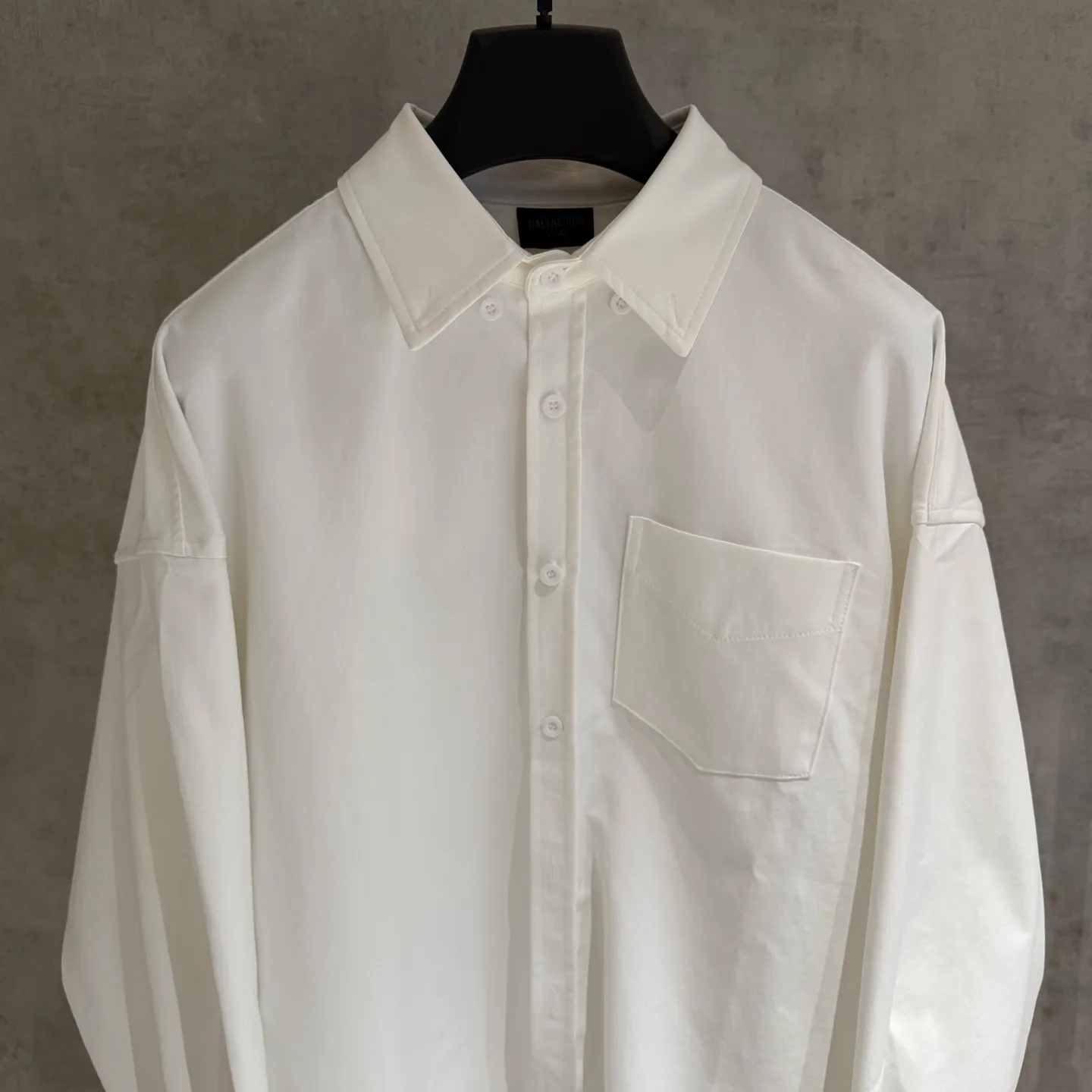 🅿️360 [Strict quality control] BALENCIAGA Balenciaga oversized outline embroidered shirt. Customized classic double-sided thick long-staple cotton Paris shirt material. The texture is visible to the naked eye. The upper body is three-dimensional and stylish. It is close-fitting, comfortable and soft. The left breast pocket on the front panel is decorated with Balenciaga embroidery on the back panel to make the stereotype of the shirt trendy and lively. It has both spontaneity and relaxation. It conveys a sense of high-end and fashion is born from this. Black and white 2 colors Size: M-2XL