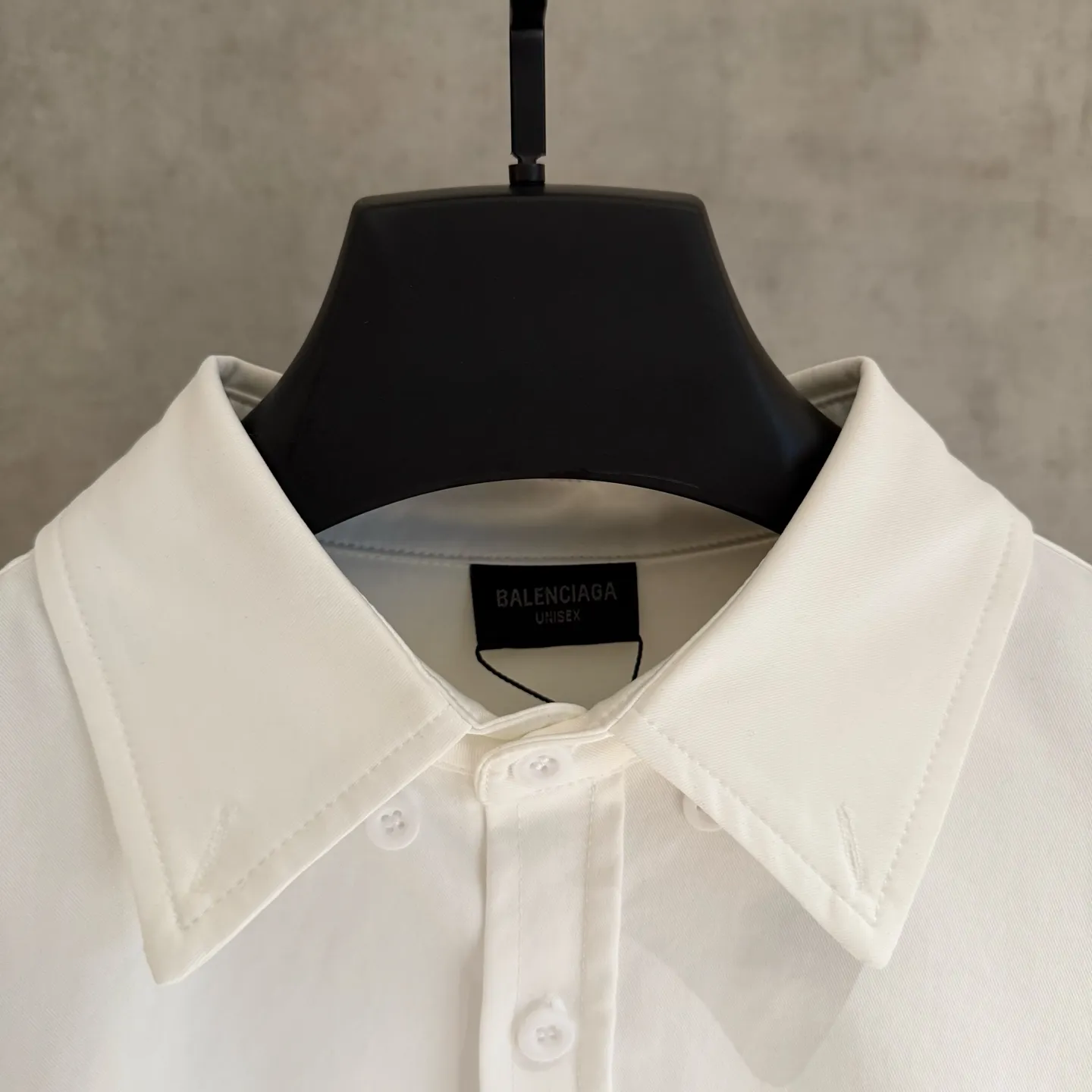🅿️360 [Strict quality control] BALENCIAGA Balenciaga oversized outline embroidered shirt. Customized classic double-sided thick long-staple cotton Paris shirt material. The texture is visible to the naked eye. The upper body is three-dimensional and stylish. It is close-fitting, comfortable and soft. The left breast pocket on the front panel is decorated with Balenciaga embroidery on the back panel to make the stereotype of the shirt trendy and lively. It has both spontaneity and relaxation. It conveys a sense of high-end and fashion is born from this. Black and white 2 colors Size: M-2XL