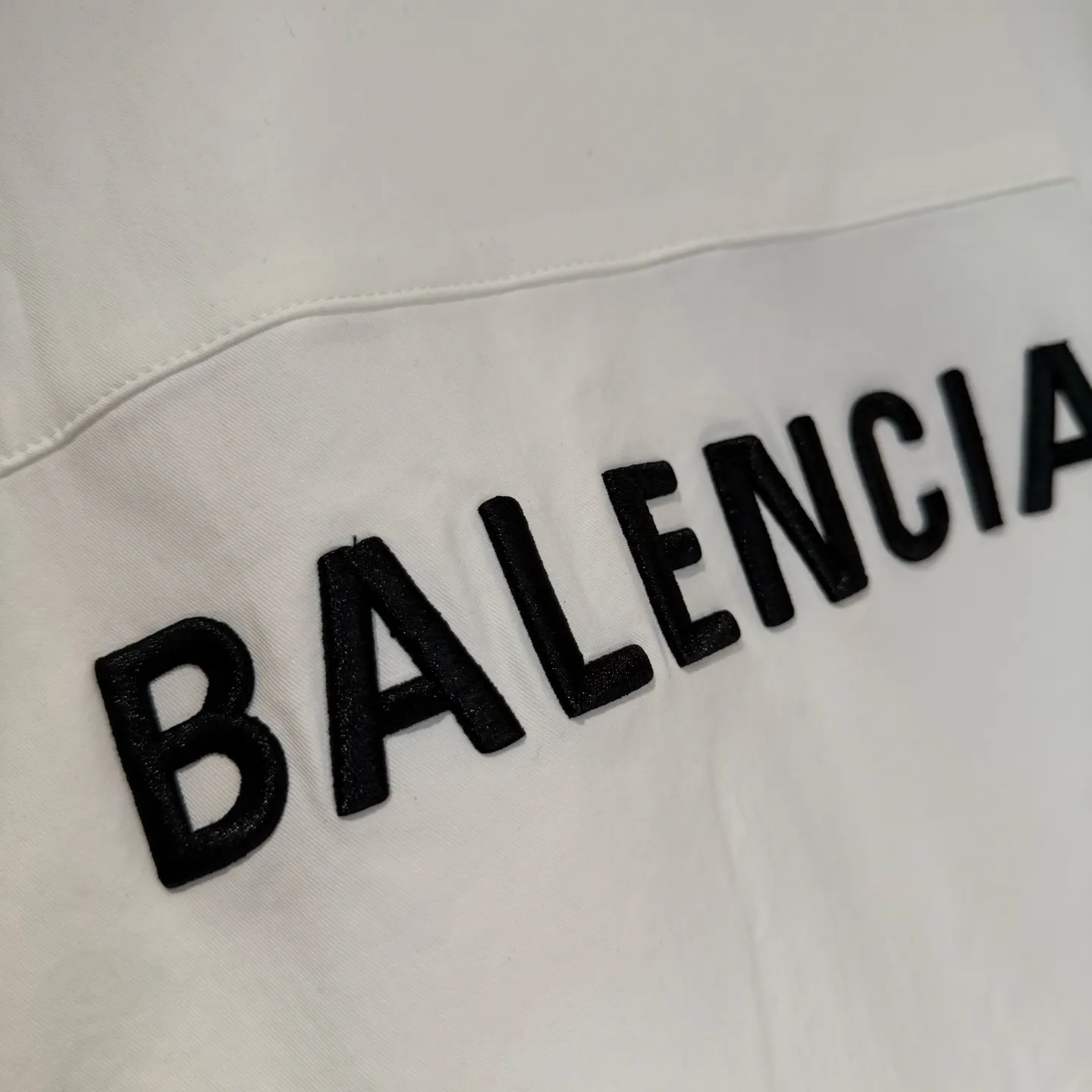 🅿️360 [Strict quality control] BALENCIAGA Balenciaga oversized outline embroidered shirt. Customized classic double-sided thick long-staple cotton Paris shirt material. The texture is visible to the naked eye. The upper body is three-dimensional and stylish. It is close-fitting, comfortable and soft. The left breast pocket on the front panel is decorated with Balenciaga embroidery on the back panel to make the stereotype of the shirt trendy and lively. It has both spontaneity and relaxation. It conveys a sense of high-end and fashion is born from this. Black and white 2 colors Size: M-2XL