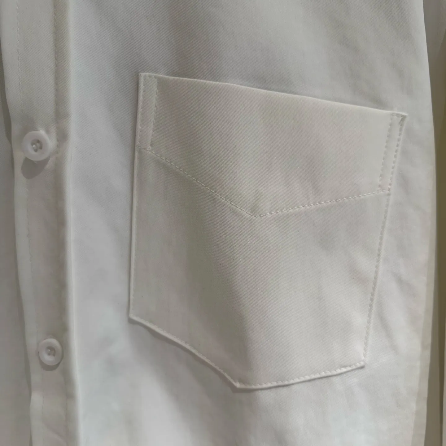 🅿️360 [Strict quality control] BALENCIAGA Balenciaga oversized outline embroidered shirt. Customized classic double-sided thick long-staple cotton Paris shirt material. The texture is visible to the naked eye. The upper body is three-dimensional and stylish. It is close-fitting, comfortable and soft. The left breast pocket on the front panel is decorated with Balenciaga embroidery on the back panel to make the stereotype of the shirt trendy and lively. It has both spontaneity and relaxation. It conveys a sense of high-end and fashion is born from this. Black and white 2 colors Size: M-2XL