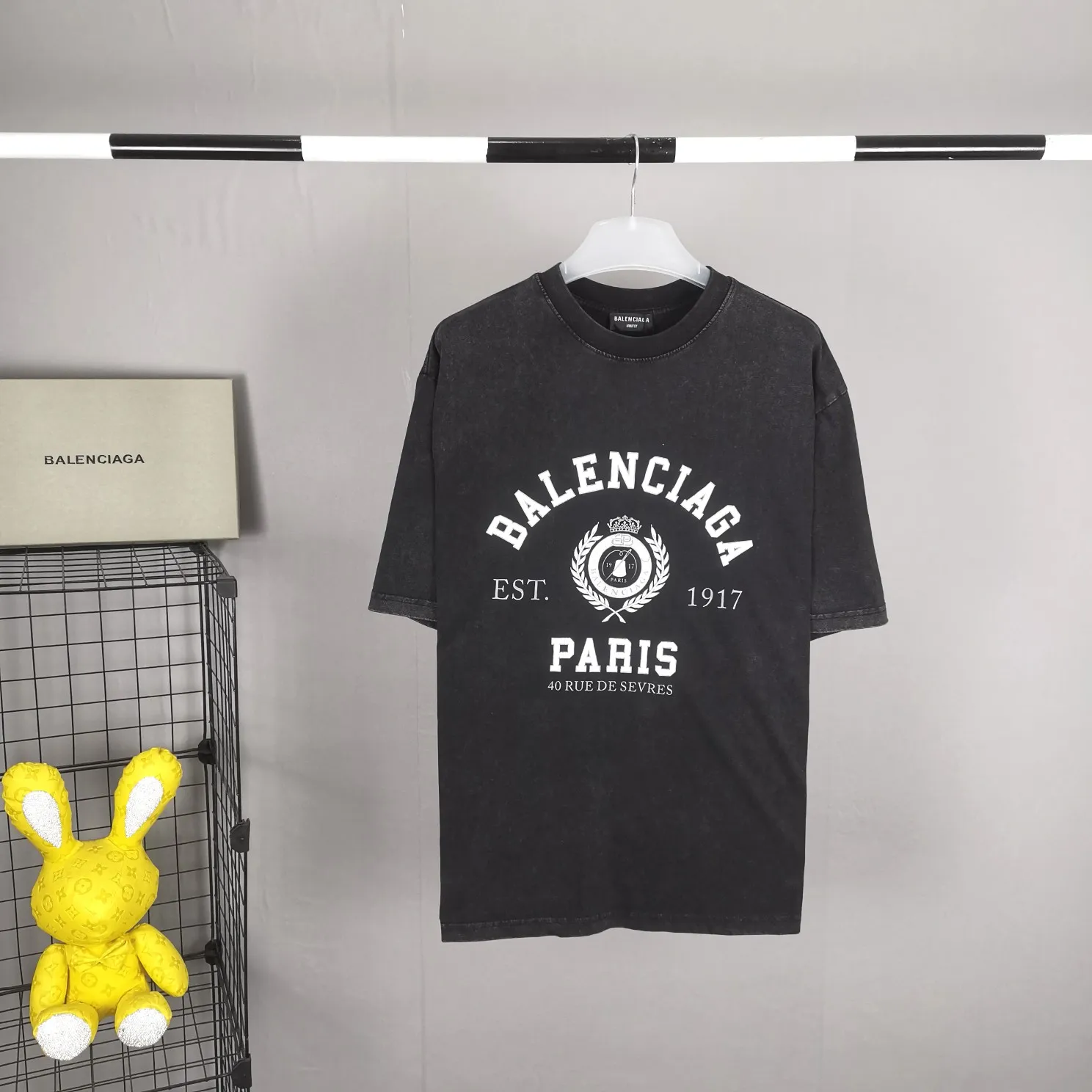 The new top-notch proven version BALENCIAGA Paris designer 2022 spring and summer style Crown Wheatear 1917 letter cracked print short shaft T-shirt is the same style for men and women couples, a huge cost single product. In terms of fabric alone, 26S 280g double-ply double-yarn plain cotton fabric, plus the fabric needs to be pre-shrunk in advance and then fried and aged, is enough to drink a pot! The printing uses Kornit digital direct injection cracking process. Because it is glued, there is no need to worry about the printing falling off if it bursts. A full set of customized accessories, synchronized at the counter, and consistent coding. Color: Washed Black White Size: XS-L P:280