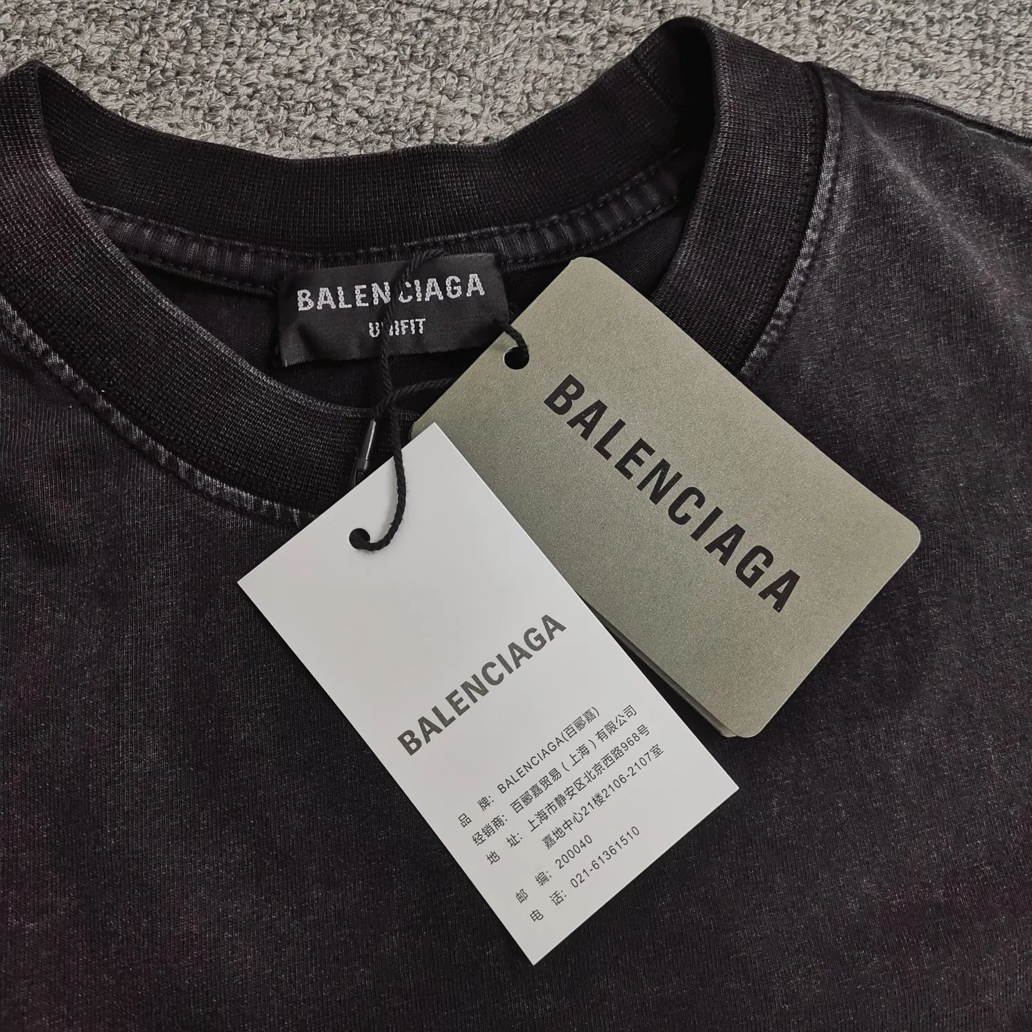 The new top-notch proven version BALENCIAGA Paris designer 2022 spring and summer style Crown Wheatear 1917 letter cracked print short shaft T-shirt is the same style for men and women couples, a huge cost single product. In terms of fabric alone, 26S 280g double-ply double-yarn plain cotton fabric, plus the fabric needs to be pre-shrunk in advance and then fried and aged, is enough to drink a pot! The printing uses Kornit digital direct injection cracking process. Because it is glued, there is no need to worry about the printing falling off if it bursts. A full set of customized accessories, synchronized at the counter, and consistent coding. Color: Washed Black White Size: XS-L P:280