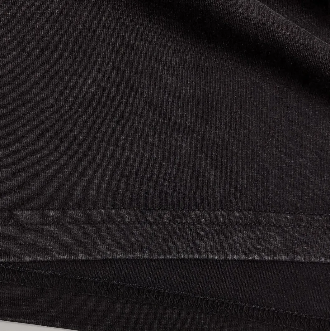 The new top-notch proven version BALENCIAGA Paris designer 2022 spring and summer style Crown Wheatear 1917 letter cracked print short shaft T-shirt is the same style for men and women couples, a huge cost single product. In terms of fabric alone, 26S 280g double-ply double-yarn plain cotton fabric, plus the fabric needs to be pre-shrunk in advance and then fried and aged, is enough to drink a pot! The printing uses Kornit digital direct injection cracking process. Because it is glued, there is no need to worry about the printing falling off if it bursts. A full set of customized accessories, synchronized at the counter, and consistent coding. Color: Washed Black White Size: XS-L P:280