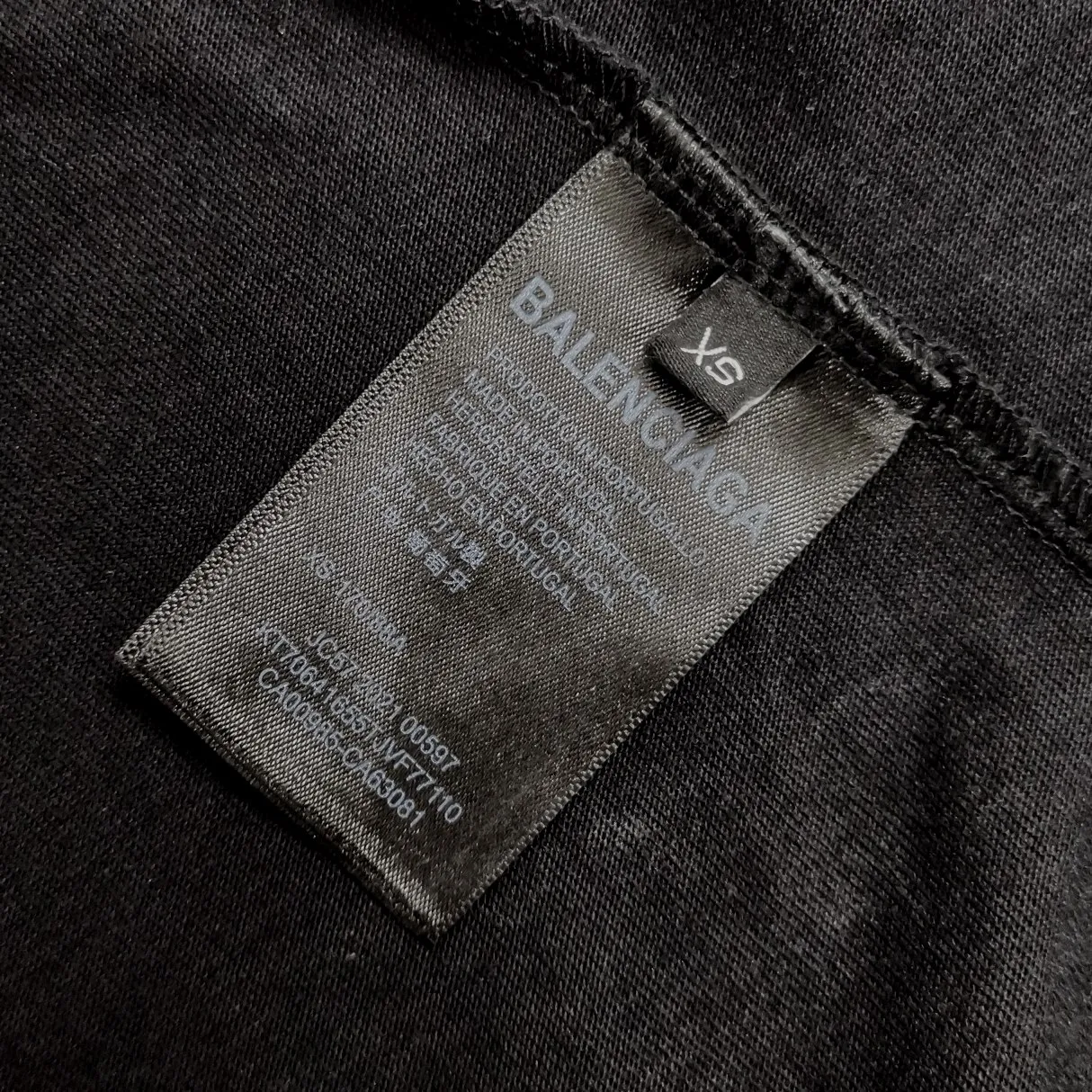 The new top-notch proven version BALENCIAGA Paris designer 2022 spring and summer style Crown Wheatear 1917 letter cracked print short shaft T-shirt is the same style for men and women couples, a huge cost single product. In terms of fabric alone, 26S 280g double-ply double-yarn plain cotton fabric, plus the fabric needs to be pre-shrunk in advance and then fried and aged, is enough to drink a pot! The printing uses Kornit digital direct injection cracking process. Because it is glued, there is no need to worry about the printing falling off if it bursts. A full set of customized accessories, synchronized at the counter, and consistent coding. Color: Washed Black White Size: XS-L P:280