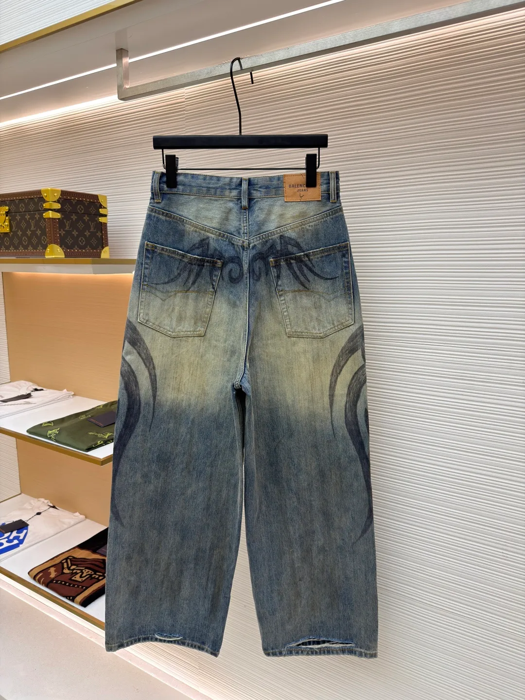 Balenciaga graffiti wide-leg jeans ●Original version: Purchased and developed at 9599 ●Item number: 1681016-B05 ●Material: twill denim fabric ●Technology: Made of maliu stone washed and faded ●Version: Loose fit ●Weight: about 910 grams ●Size: S-M-L-XL-XXL ●Description: Made of 7S*7S 100% cotton twill denim, matched with 60s 100% cotton imitation Tencel twill lining. The ready-made garments are faded and distressed using a sand washing process. Some areas are worn with a manual grinding wheel. The whole piece is washed and faded with a mosaic stone. The old dyeing process and washing process use plastic sealing materials to open the mold and position the maliu color by hand spraying twice in nine positions. During this period, the maliu coloring time must be strictly controlled. If the time is too long, the color will be too dark. If the Y-version effect cannot be achieved, workers must operate quickly and accurately. Later, the trousers will be rinsed and fixed, washed with tassels, and manually frayed. The thick line template is a motorcycle chapter. The chapter is made of 8 layers of kraft paper and is adhered and die-cast. The workmanship is destroyed and distressed. It is matched with the matching distressed zipper and I-shaped buckle rivets. Hand-printed totems are time-consuming and labor-intensive to restore the texture of the Y version of the brush strokes. Custom-woven and dyed belt drawstring, every detail is restored in place. The overall wiring is straight and delicate, the fabric is comfortable and soft, and the color is consistent without color difference. It can be matched with the same style to create a fashionable look and control various occasions. Customized accessories, complete with three standards, same style for men and women!