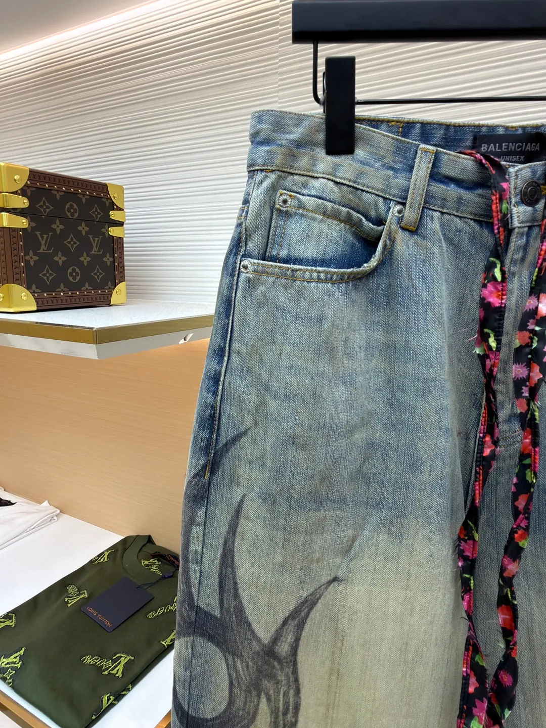 Balenciaga graffiti wide-leg jeans ●Original version: Purchased and developed at 9599 ●Item number: 1681016-B05 ●Material: twill denim fabric ●Technology: Made of maliu stone washed and faded ●Version: Loose fit ●Weight: about 910 grams ●Size: S-M-L-XL-XXL ●Description: Made of 7S*7S 100% cotton twill denim, matched with 60s 100% cotton imitation Tencel twill lining. The ready-made garments are faded and distressed using a sand washing process. Some areas are worn with a manual grinding wheel. The whole piece is washed and faded with a mosaic stone. The old dyeing process and washing process use plastic sealing materials to open the mold and position the maliu color by hand spraying twice in nine positions. During this period, the maliu coloring time must be strictly controlled. If the time is too long, the color will be too dark. If the Y-version effect cannot be achieved, workers must operate quickly and accurately. Later, the trousers will be rinsed and fixed, washed with tassels, and manually frayed. The thick line template is a motorcycle chapter. The chapter is made of 8 layers of kraft paper and is adhered and die-cast. The workmanship is destroyed and distressed. It is matched with the matching distressed zipper and I-shaped buckle rivets. Hand-printed totems are time-consuming and labor-intensive to restore the texture of the Y version of the brush strokes. Custom-woven and dyed belt drawstring, every detail is restored in place. The overall wiring is straight and delicate, the fabric is comfortable and soft, and the color is consistent without color difference. It can be matched with the same style to create a fashionable look and control various occasions. Customized accessories, complete with three standards, same style for men and women!