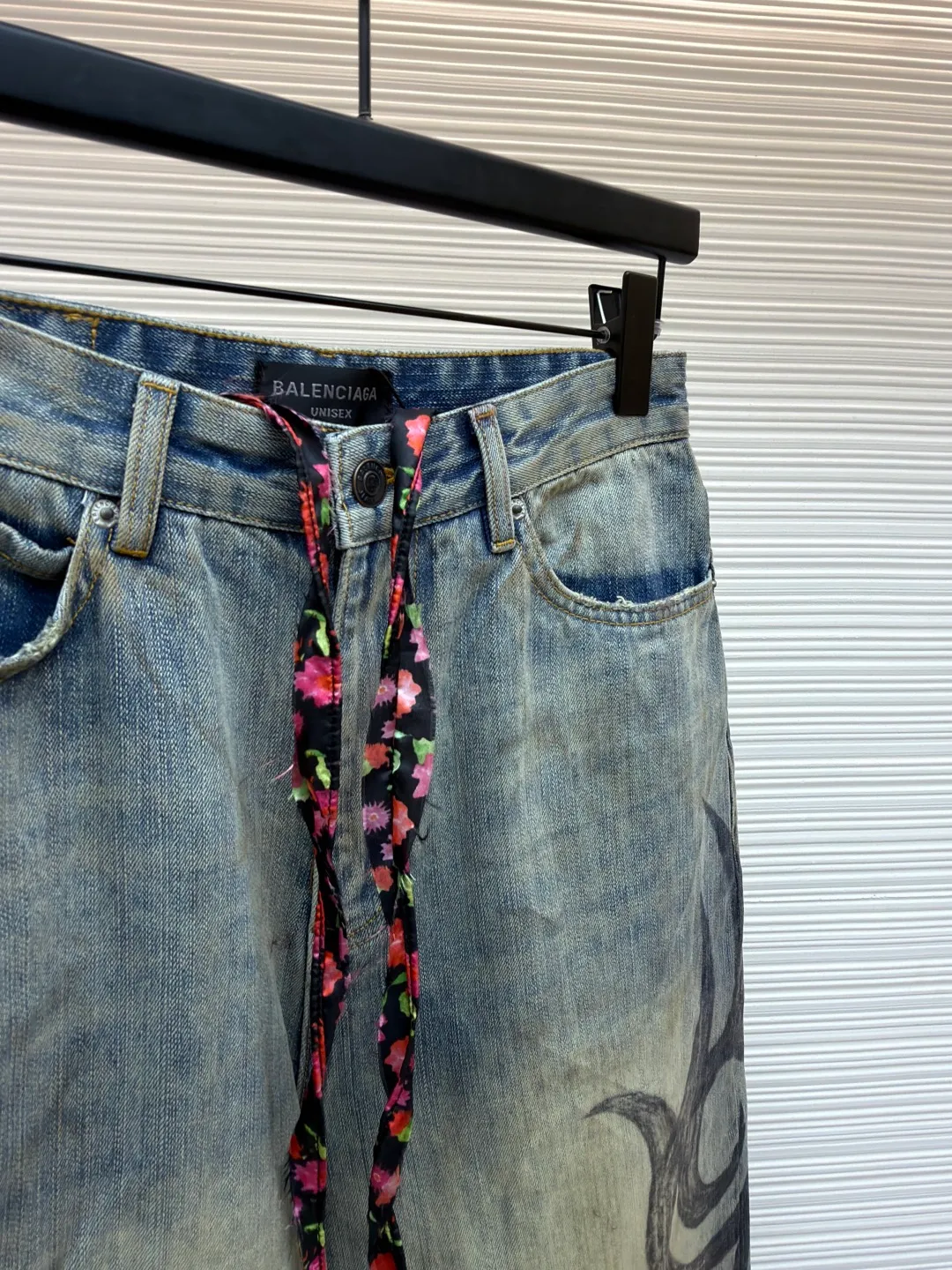 Balenciaga graffiti wide-leg jeans ●Original version: Purchased and developed at 9599 ●Item number: 1681016-B05 ●Material: twill denim fabric ●Technology: Made of maliu stone washed and faded ●Version: Loose fit ●Weight: about 910 grams ●Size: S-M-L-XL-XXL ●Description: Made of 7S*7S 100% cotton twill denim, matched with 60s 100% cotton imitation Tencel twill lining. The ready-made garments are faded and distressed using a sand washing process. Some areas are worn with a manual grinding wheel. The whole piece is washed and faded with a mosaic stone. The old dyeing process and washing process use plastic sealing materials to open the mold and position the maliu color by hand spraying twice in nine positions. During this period, the maliu coloring time must be strictly controlled. If the time is too long, the color will be too dark. If the Y-version effect cannot be achieved, workers must operate quickly and accurately. Later, the trousers will be rinsed and fixed, washed with tassels, and manually frayed. The thick line template is a motorcycle chapter. The chapter is made of 8 layers of kraft paper and is adhered and die-cast. The workmanship is destroyed and distressed. It is matched with the matching distressed zipper and I-shaped buckle rivets. Hand-printed totems are time-consuming and labor-intensive to restore the texture of the Y version of the brush strokes. Custom-woven and dyed belt drawstring, every detail is restored in place. The overall wiring is straight and delicate, the fabric is comfortable and soft, and the color is consistent without color difference. It can be matched with the same style to create a fashionable look and control various occasions. Customized accessories, complete with three standards, same style for men and women!