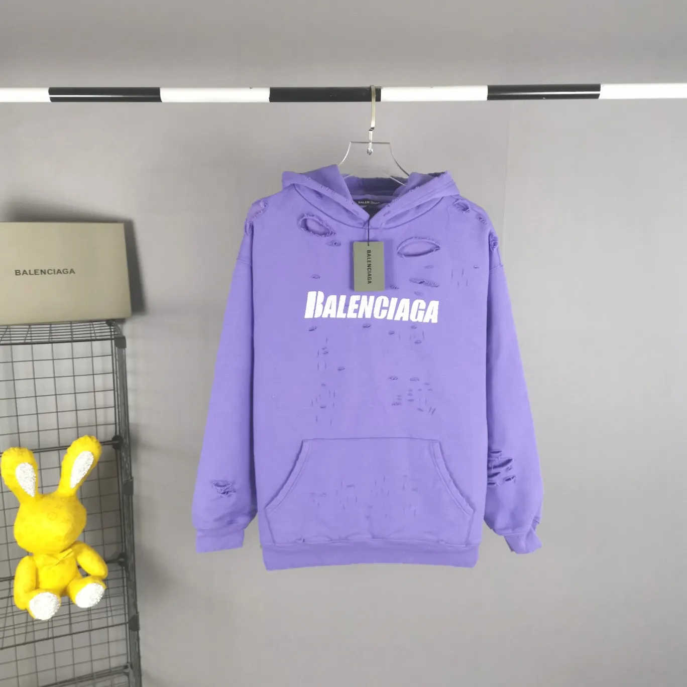 The top tested version of BALENCIAGA's Basic Cracked Sweatshirts and Hoodies for Male and Female Couples Stars can be said to be the most popular item among all the popular items. It has become popular on major self-media e-commerce platforms such as Xiaohongshu and Dewu. Heavy industrial craftsmanship tests the skills of lathes and printing techniques. Huge cost! Fabric: The outer fabric is made of 460g pure cotton fish scale terry fabric + the inner liner is 260g combed cotton. The weight of the ready-made garment exceeds 1kg, which can ❗️100%❗️ restore the drape of zp. The cost of fabric is over one hundred yuan. Washing process: After making the garment, the holes are polished by hand, and then washed to make it look old. The process is extremely complicated! There are more than 200 holes in the entire dress. The collar, cuffs, and hem are torn by hand (with pliers) rather than frayed. This is a more important detail.  Thread: dyed in the same vat with no color difference. Printing: made of special cracked material to achieve the ultimate in breathability and aesthetics! Just like the patterns on a turtle’s back, each one is different!  Accessories: Complete set of customized accessories + Sydney paper Size: XS-L (maximum wear: 230 catties) Color: blue black white purple red cyan P: 570