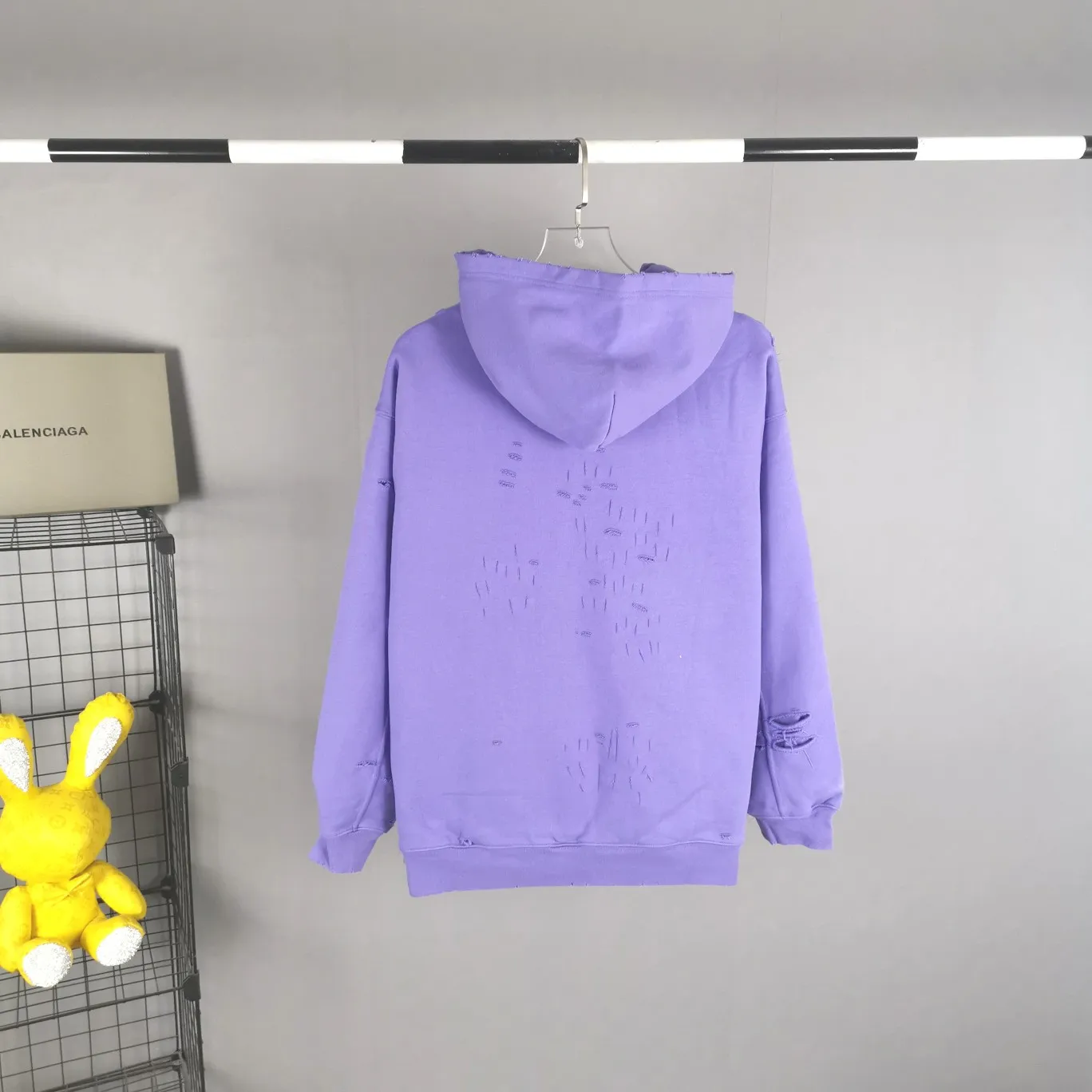 The top tested version of BALENCIAGA's Basic Cracked Sweatshirts and Hoodies for Male and Female Couples Stars can be said to be the most popular item among all the popular items. It has become popular on major self-media e-commerce platforms such as Xiaohongshu and Dewu. Heavy industrial craftsmanship tests the skills of lathes and printing techniques. Huge cost! Fabric: The outer fabric is made of 460g pure cotton fish scale terry fabric + the inner liner is 260g combed cotton. The weight of the ready-made garment exceeds 1kg, which can ❗️100%❗️ restore the drape of zp. The cost of fabric is over one hundred yuan. Washing process: After making the garment, the holes are polished by hand, and then washed to make it look old. The process is extremely complicated! There are more than 200 holes in the entire dress. The collar, cuffs, and hem are torn by hand (with pliers) rather than frayed. This is a more important detail.  Thread: dyed in the same vat with no color difference. Printing: made of special cracked material to achieve the ultimate in breathability and aesthetics! Just like the patterns on a turtle’s back, each one is different!  Accessories: Complete set of customized accessories + Sydney paper Size: XS-L (maximum wear: 230 catties) Color: blue black white purple red cyan P: 570