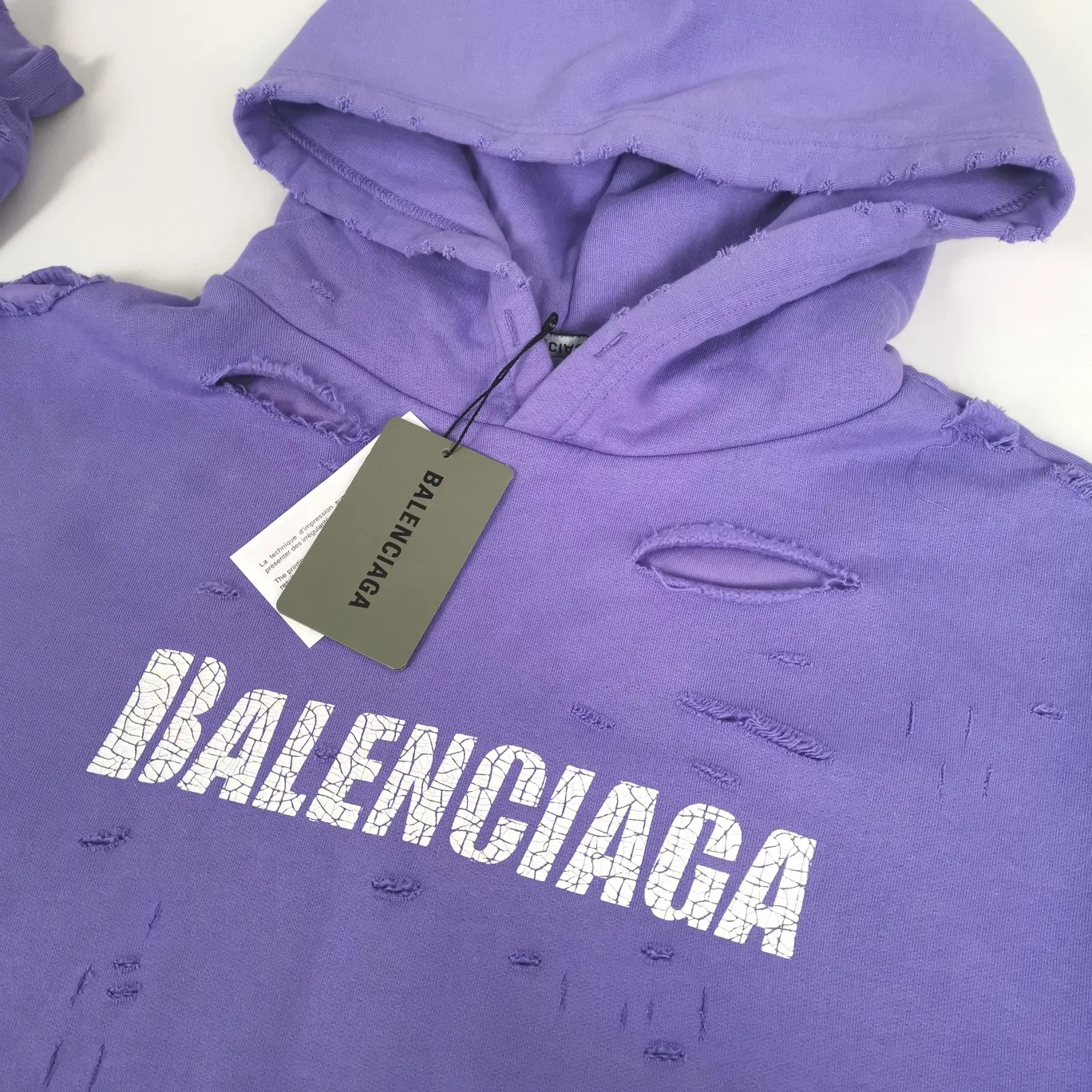 The top tested version of BALENCIAGA's Basic Cracked Sweatshirts and Hoodies for Male and Female Couples Stars can be said to be the most popular item among all the popular items. It has become popular on major self-media e-commerce platforms such as Xiaohongshu and Dewu. Heavy industrial craftsmanship tests the skills of lathes and printing techniques. Huge cost! Fabric: The outer fabric is made of 460g pure cotton fish scale terry fabric + the inner liner is 260g combed cotton. The weight of the ready-made garment exceeds 1kg, which can ❗️100%❗️ restore the drape of zp. The cost of fabric is over one hundred yuan. Washing process: After making the garment, the holes are polished by hand, and then washed to make it look old. The process is extremely complicated! There are more than 200 holes in the entire dress. The collar, cuffs, and hem are torn by hand (with pliers) rather than frayed. This is a more important detail.  Thread: dyed in the same vat with no color difference. Printing: made of special cracked material to achieve the ultimate in breathability and aesthetics! Just like the patterns on a turtle’s back, each one is different!  Accessories: Complete set of customized accessories + Sydney paper Size: XS-L (maximum wear: 230 catties) Color: blue black white purple red cyan P: 570