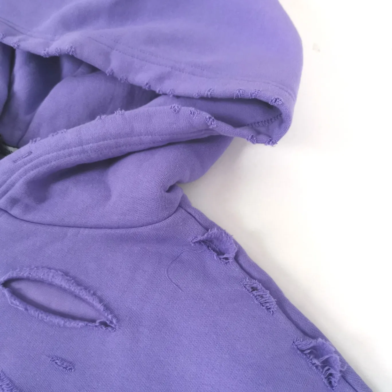 The top tested version of BALENCIAGA's Basic Cracked Sweatshirts and Hoodies for Male and Female Couples Stars can be said to be the most popular item among all the popular items. It has become popular on major self-media e-commerce platforms such as Xiaohongshu and Dewu. Heavy industrial craftsmanship tests the skills of lathes and printing techniques. Huge cost! Fabric: The outer fabric is made of 460g pure cotton fish scale terry fabric + the inner liner is 260g combed cotton. The weight of the ready-made garment exceeds 1kg, which can ❗️100%❗️ restore the drape of zp. The cost of fabric is over one hundred yuan. Washing process: After making the garment, the holes are polished by hand, and then washed to make it look old. The process is extremely complicated! There are more than 200 holes in the entire dress. The collar, cuffs, and hem are torn by hand (with pliers) rather than frayed. This is a more important detail.  Thread: dyed in the same vat with no color difference. Printing: made of special cracked material to achieve the ultimate in breathability and aesthetics! Just like the patterns on a turtle’s back, each one is different!  Accessories: Complete set of customized accessories + Sydney paper Size: XS-L (maximum wear: 230 catties) Color: blue black white purple red cyan P: 570