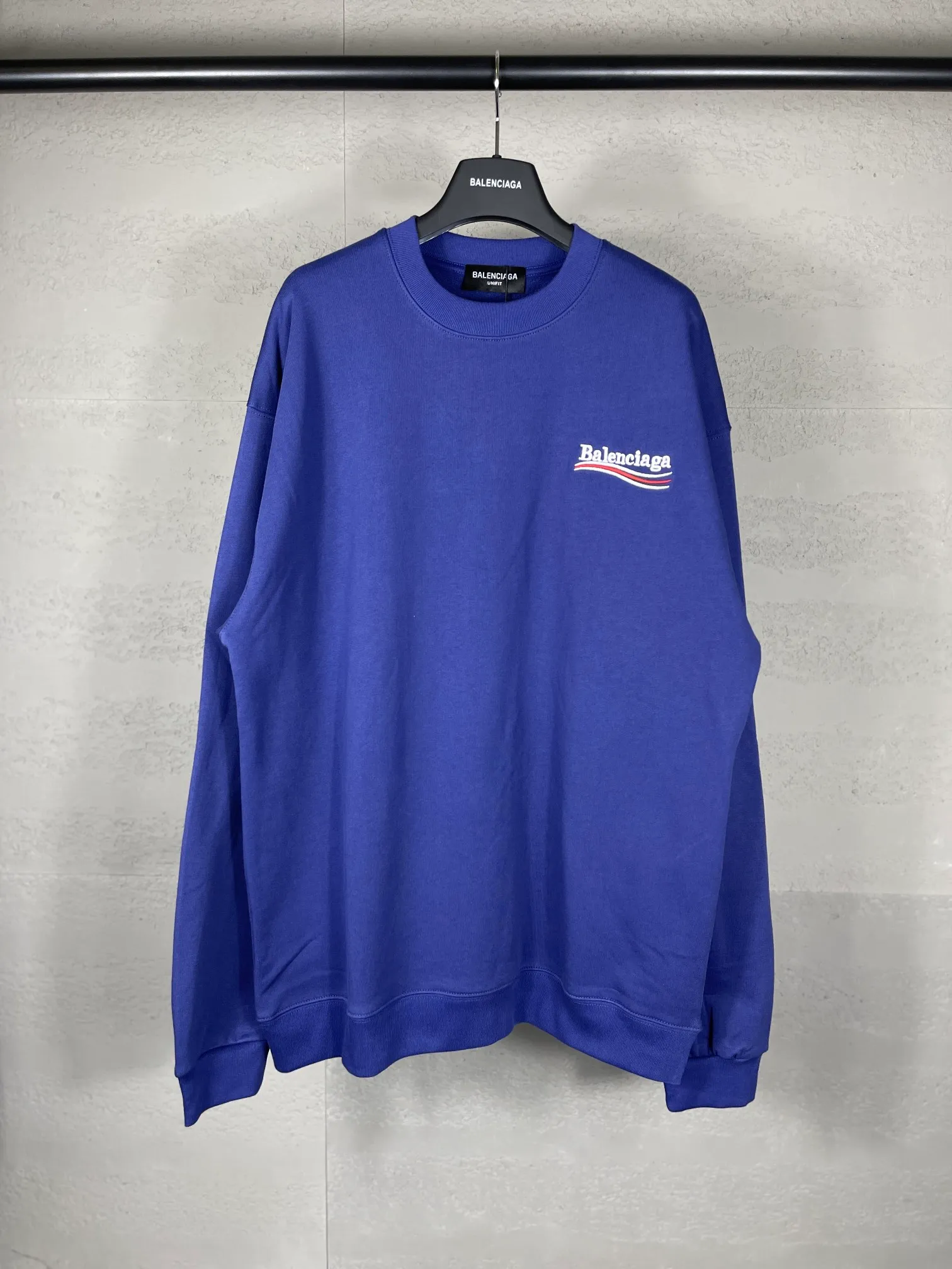 🅿️240 real photos [Top version. Official website quality] BALENCI*GA/Paris #classic style. Coke embroidered round neck sweatshirt. The fabric is made of Paris ZP custom-woven and dyed cotton sweatshirt. The weight is 450 grams. The cloth surface is clean. The cloth pattern is clear, soft and comfortable. The threads are dyed with no color difference. The classic pattern embroidery uses an imported embroidery machine, and the embroidery thread color is embroidered according to the original color. It is produced according to the pictures in the Jubie market. The letters are clear. The three-dimensional effect is strong. The version adopts the OS loose shoulder version. The same style for men and women. Coding: BL235565 Color: black, white, dark gray, blue, off-white Size: XS S M L