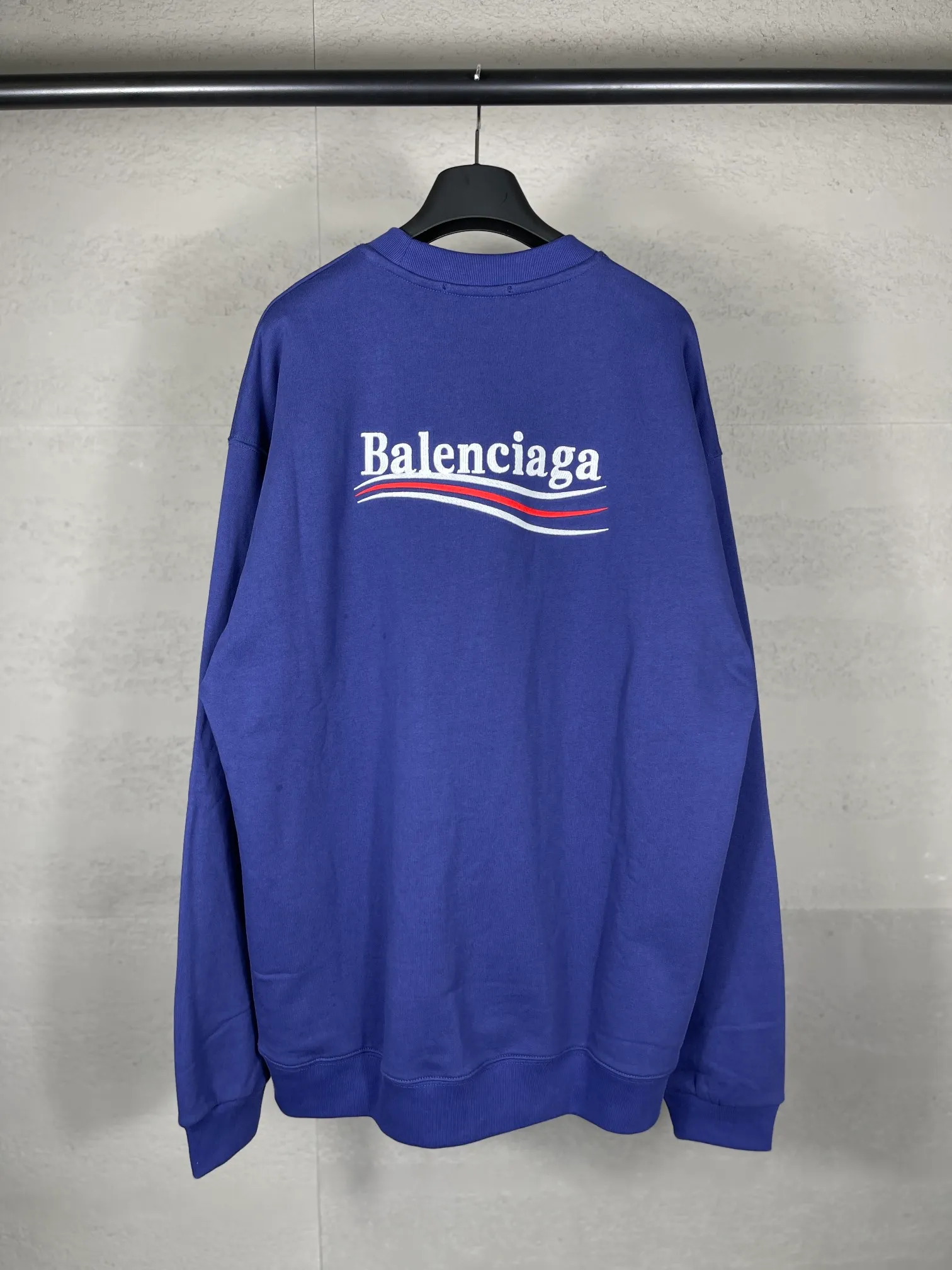 🅿️240 real photos [Top version. Official website quality] BALENCI*GA/Paris #classic style. Coke embroidered round neck sweatshirt. The fabric is made of Paris ZP custom-woven and dyed cotton sweatshirt. The weight is 450 grams. The cloth surface is clean. The cloth pattern is clear, soft and comfortable. The threads are dyed with no color difference. The classic pattern embroidery uses an imported embroidery machine, and the embroidery thread color is embroidered according to the original color. It is produced according to the pictures in the Jubie market. The letters are clear. The three-dimensional effect is strong. The version adopts the OS loose shoulder version. The same style for men and women. Coding: BL235565 Color: black, white, dark gray, blue, off-white Size: XS S M L