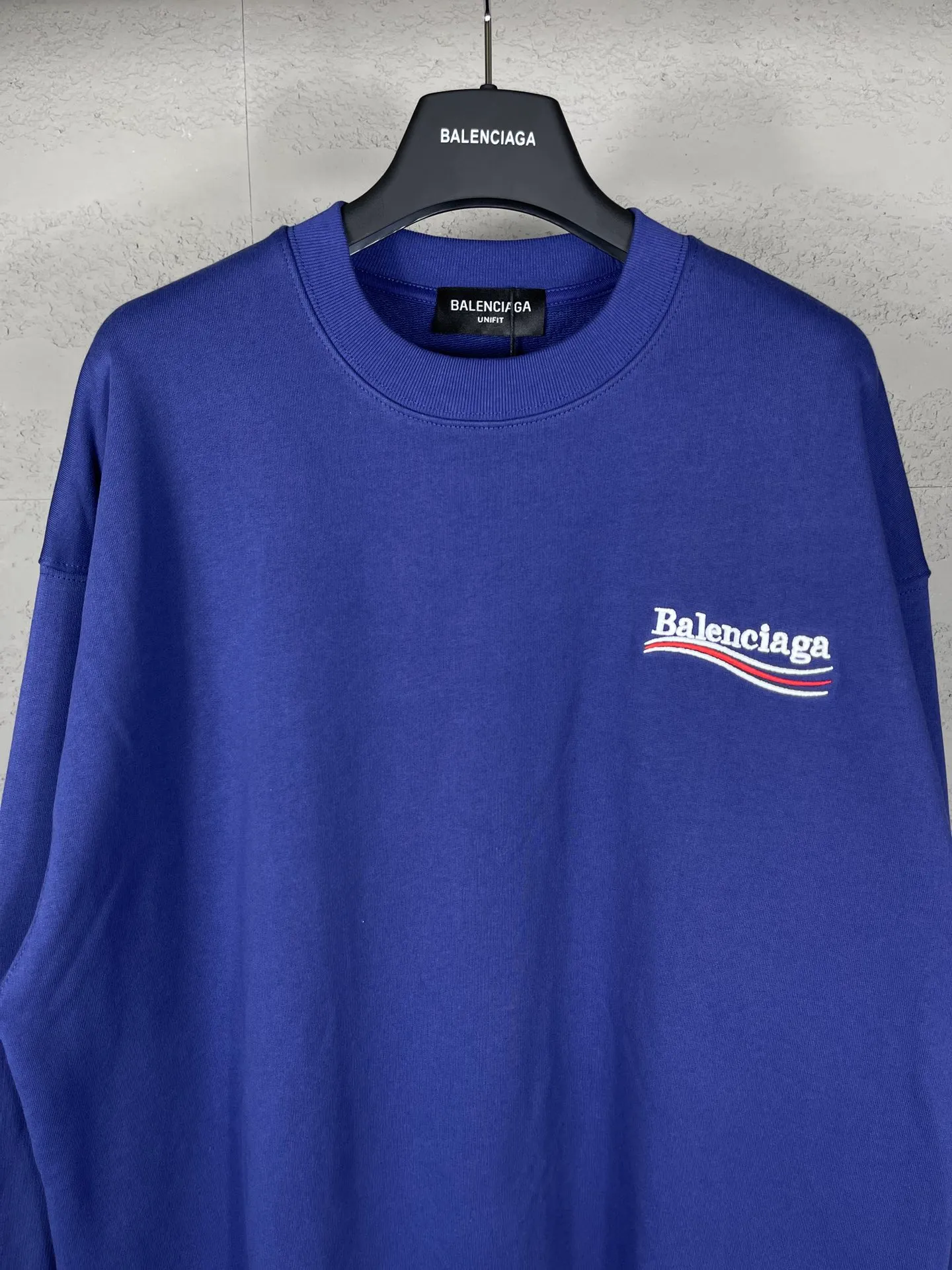 🅿️240 real photos [Top version. Official website quality] BALENCI*GA/Paris #classic style. Coke embroidered round neck sweatshirt. The fabric is made of Paris ZP custom-woven and dyed cotton sweatshirt. The weight is 450 grams. The cloth surface is clean. The cloth pattern is clear, soft and comfortable. The threads are dyed with no color difference. The classic pattern embroidery uses an imported embroidery machine, and the embroidery thread color is embroidered according to the original color. It is produced according to the pictures in the Jubie market. The letters are clear. The three-dimensional effect is strong. The version adopts the OS loose shoulder version. The same style for men and women. Coding: BL235565 Color: black, white, dark gray, blue, off-white Size: XS S M L
