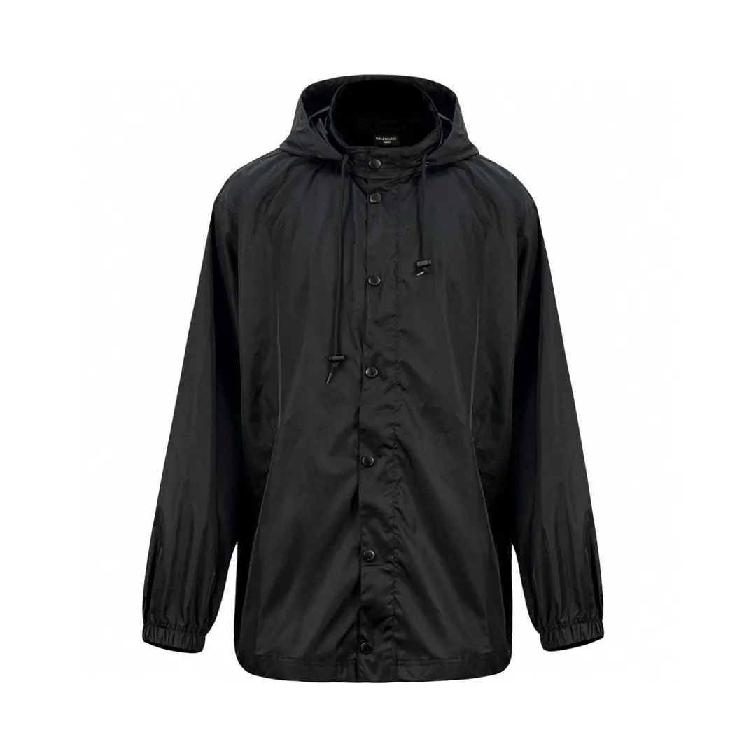 🅿️670 [Exclusive supply] BLCG 23FW Masking Tape Jacket. Original purchase and development of 19,000 yuan. The fabric is made of customized nylon three-proof technology fabric. Windproof, rainproof, lightproof, three-proof barrier. Excellent texture. It is based on pure black to support all edges. The front panel is carefully carved with homogeneous clean fit. The rear panel is Paris Tape Type. The logo blooms quietly on the deep black background. The front is minimalist and the back is statement. Fully recognizable. Foldable drawstring design allows free switching between protection and silhouette. Ultimate integration of function and aesthetics. High-end sense. Defines extraordinary taste, holographic authenticity heat transfer process. Realizes original visual restoration at the molecular level. Uses 3D scanning modeling. Dynamic pressure gradient transfer is used to transfer the Tape Type logo. Neat and beautiful, Paris English alphabet pattern. After 8 manual scanning and debugging Through the dual control of industrial-grade three-dimensional scanning and manual calibration, the light and shadow levels and texture details of the overlapping parts of the letters are accurately captured to ensure that every line is clear and sharp. The overlapping parts are clear and non-adhesive. The template machine opens the bag. The preset template guides the position, shape and size of the bag opening. The accuracy ensures the quality of the bag opening effect. Size:1-2-3-4