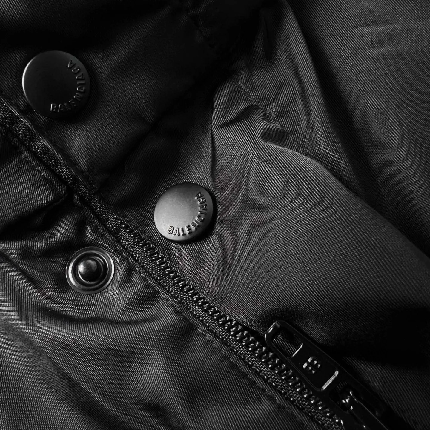 🅿️670 [Exclusive supply] BLCG 23FW Masking Tape Jacket. Original purchase and development of 19,000 yuan. The fabric is made of customized nylon three-proof technology fabric. Windproof, rainproof, lightproof, three-proof barrier. Excellent texture. It is based on pure black to support all edges. The front panel is carefully carved with homogeneous clean fit. The rear panel is Paris Tape Type. The logo blooms quietly on the deep black background. The front is minimalist and the back is statement. Fully recognizable. Foldable drawstring design allows free switching between protection and silhouette. Ultimate integration of function and aesthetics. High-end sense. Defines extraordinary taste, holographic authenticity heat transfer process. Realizes original visual restoration at the molecular level. Uses 3D scanning modeling. Dynamic pressure gradient transfer is used to transfer the Tape Type logo. Neat and beautiful, Paris English alphabet pattern. After 8 manual scanning and debugging Through the dual control of industrial-grade three-dimensional scanning and manual calibration, the light and shadow levels and texture details of the overlapping parts of the letters are accurately captured to ensure that every line is clear and sharp. The overlapping parts are clear and non-adhesive. The template machine opens the bag. The preset template guides the position, shape and size of the bag opening. The accuracy ensures the quality of the bag opening effect. Size:1-2-3-4