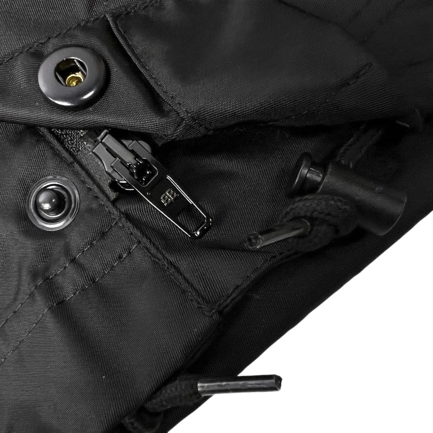 🅿️670 [Exclusive supply] BLCG 23FW Masking Tape Jacket. Original purchase and development of 19,000 yuan. The fabric is made of customized nylon three-proof technology fabric. Windproof, rainproof, lightproof, three-proof barrier. Excellent texture. It is based on pure black to support all edges. The front panel is carefully carved with homogeneous clean fit. The rear panel is Paris Tape Type. The logo blooms quietly on the deep black background. The front is minimalist and the back is statement. Fully recognizable. Foldable drawstring design allows free switching between protection and silhouette. Ultimate integration of function and aesthetics. High-end sense. Defines extraordinary taste, holographic authenticity heat transfer process. Realizes original visual restoration at the molecular level. Uses 3D scanning modeling. Dynamic pressure gradient transfer is used to transfer the Tape Type logo. Neat and beautiful, Paris English alphabet pattern. After 8 manual scanning and debugging Through the dual control of industrial-grade three-dimensional scanning and manual calibration, the light and shadow levels and texture details of the overlapping parts of the letters are accurately captured to ensure that every line is clear and sharp. The overlapping parts are clear and non-adhesive. The template machine opens the bag. The preset template guides the position, shape and size of the bag opening. The accuracy ensures the quality of the bag opening effect. Size:1-2-3-4